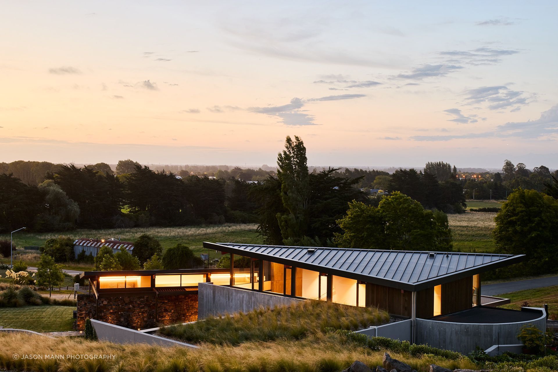 In a microcosmic reflection of the natural environment, the home's form references the earth and the sky.