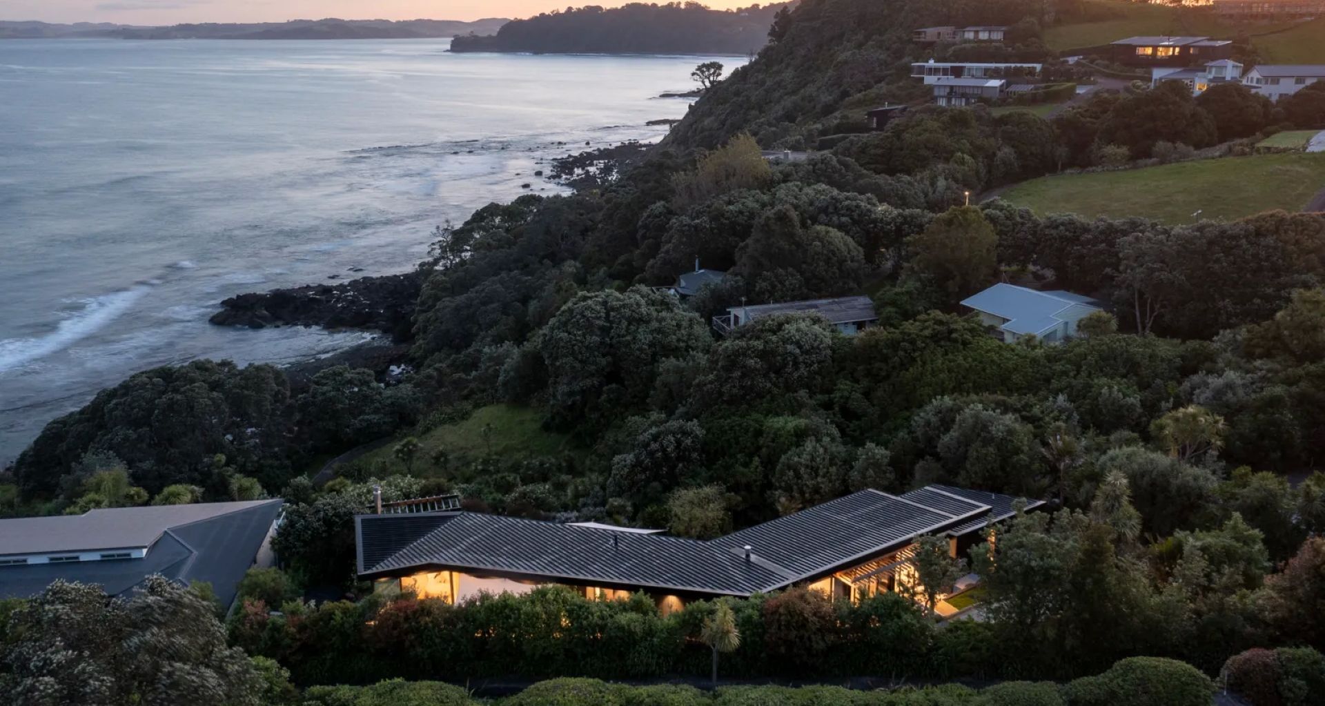 Hidden amongst native bush, Daniels Reef Lookout enjoys both the seclusion of its remote location and its blissfully eternal ocean view. | Photographer: Simon Devitt