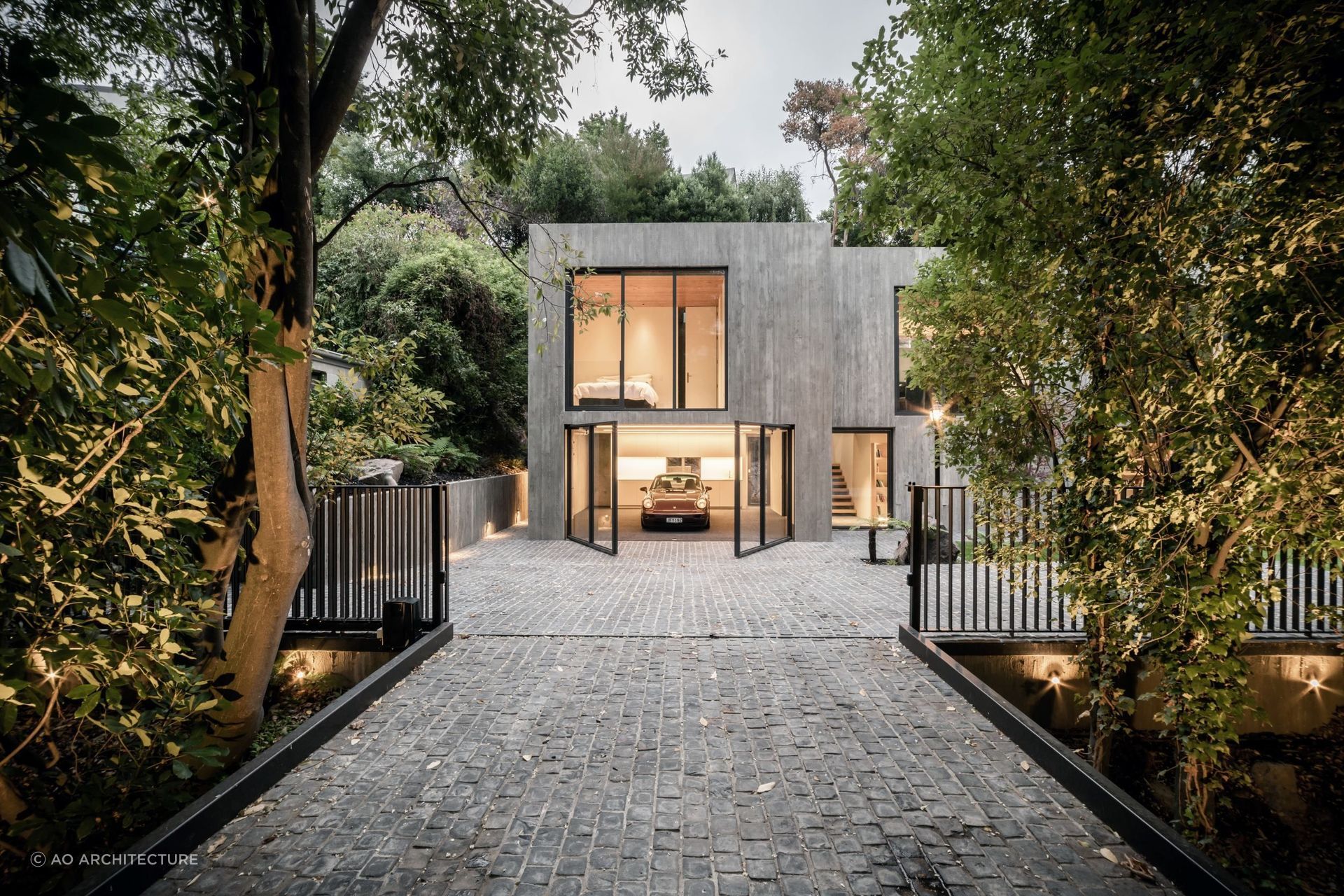 This Cashmere Hill Home by ao architecture skilfully juxtaposes privacy and openness.
