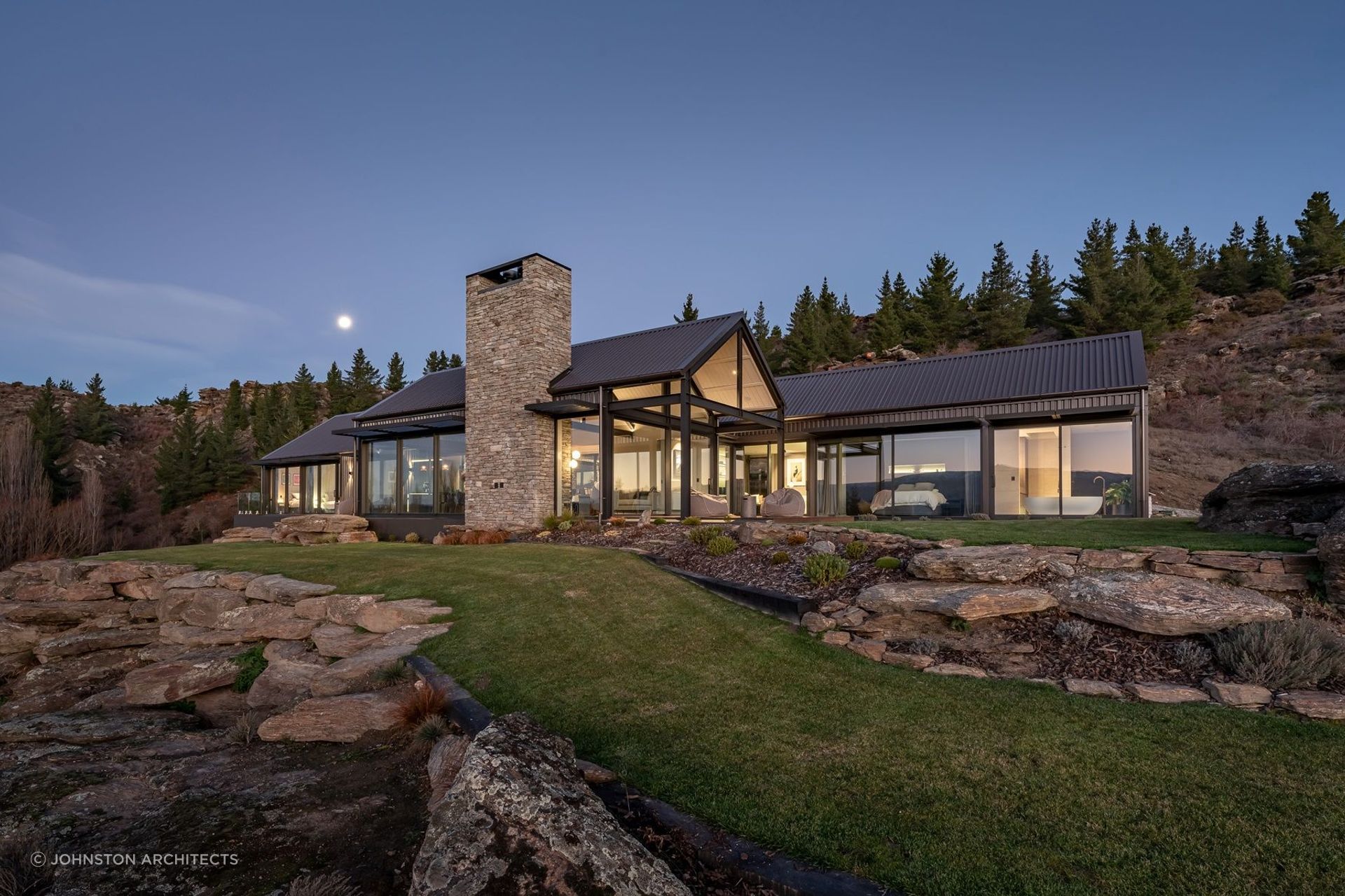 The exquisite Earnscleugh Ridge Retreat by Johnston Architects. | Photography: Larkin Photography