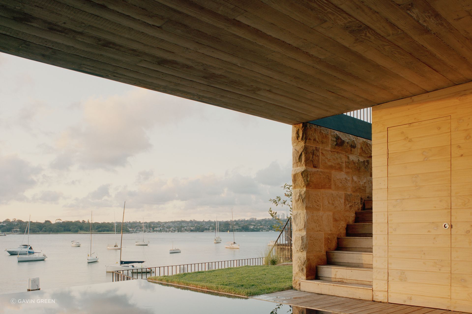 Underneath the concrete structure, a infinity pool provides a transcendent connection with the harbour view.