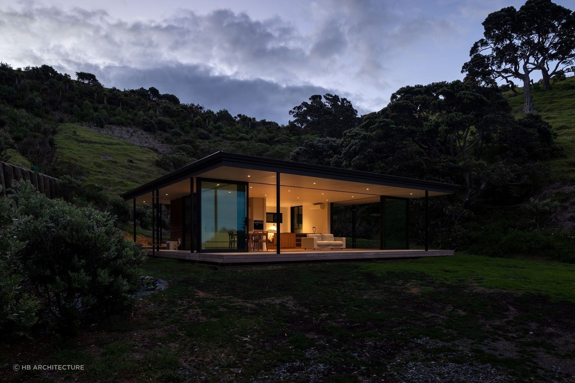 The sleek and stylish Matapouri Pavilion by Harris Butt Architecture. | Photography: Simon Devitt