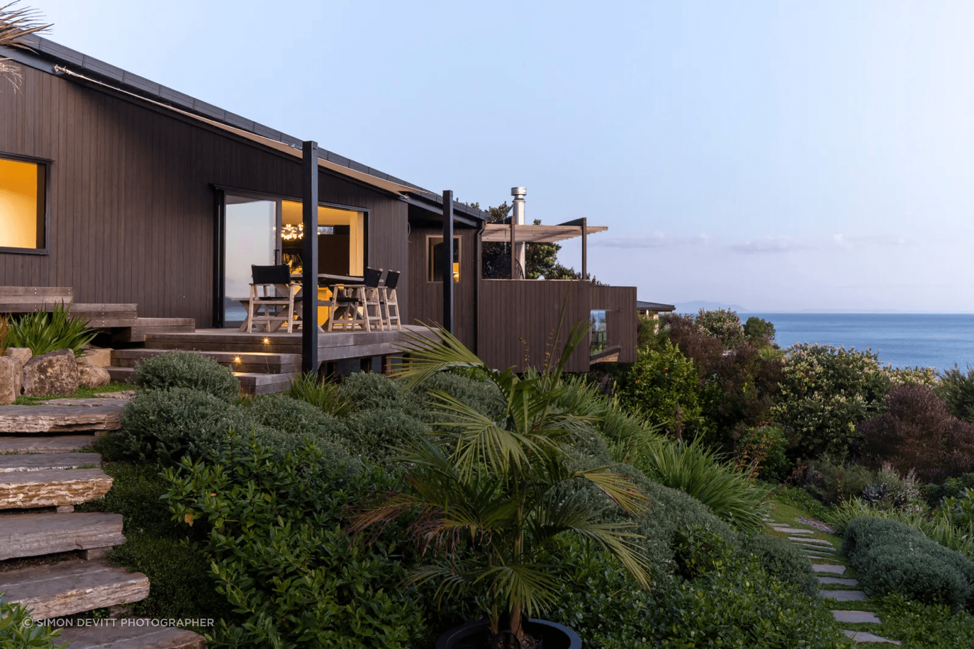 Daniels Reef Lookout’s floor level staggers with the site, elongating across the contours with minimal interference.