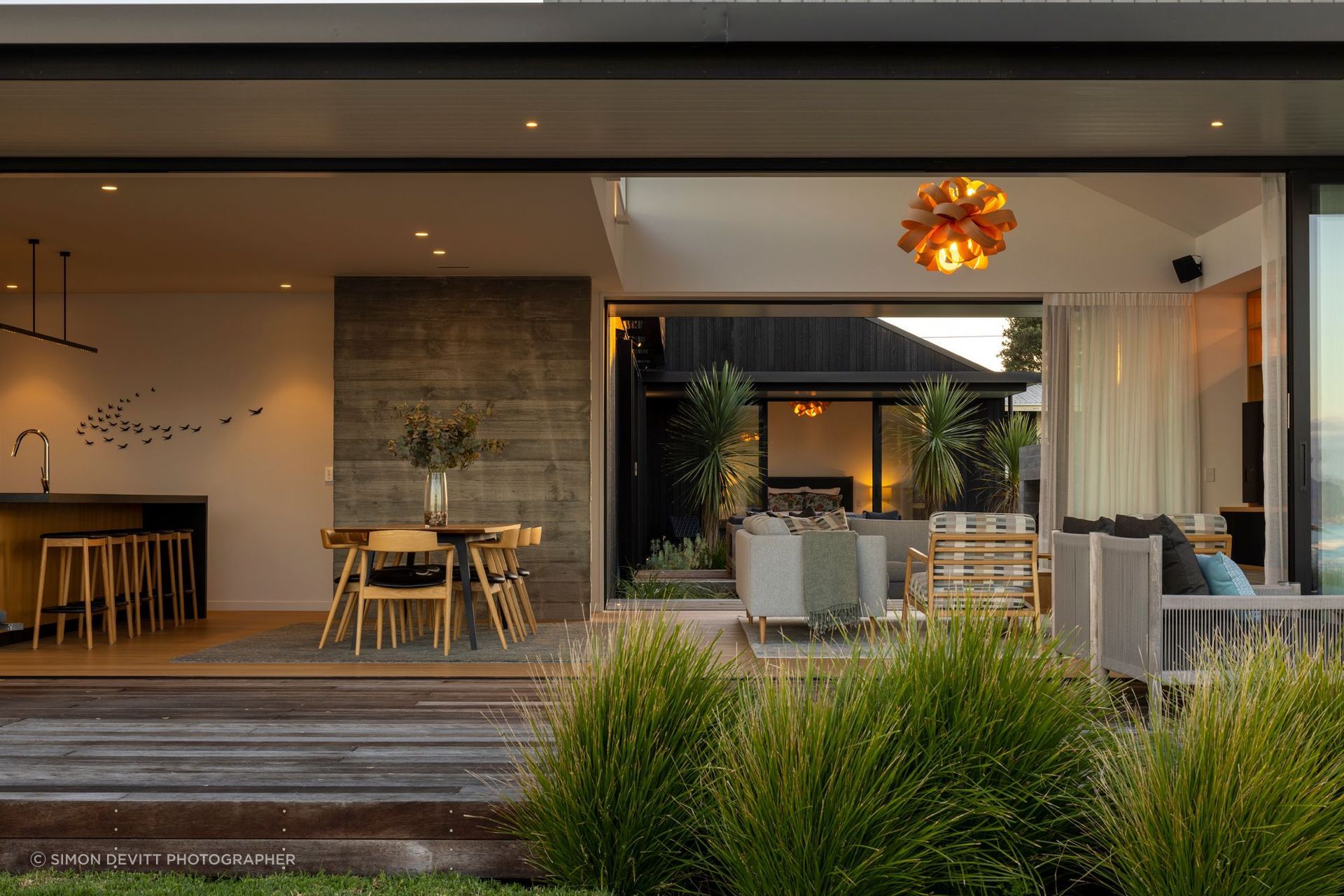 The layout perfectly summarises the concept of an ‘indoor-outdoor flow’ with spaces that foster a connection to nature.