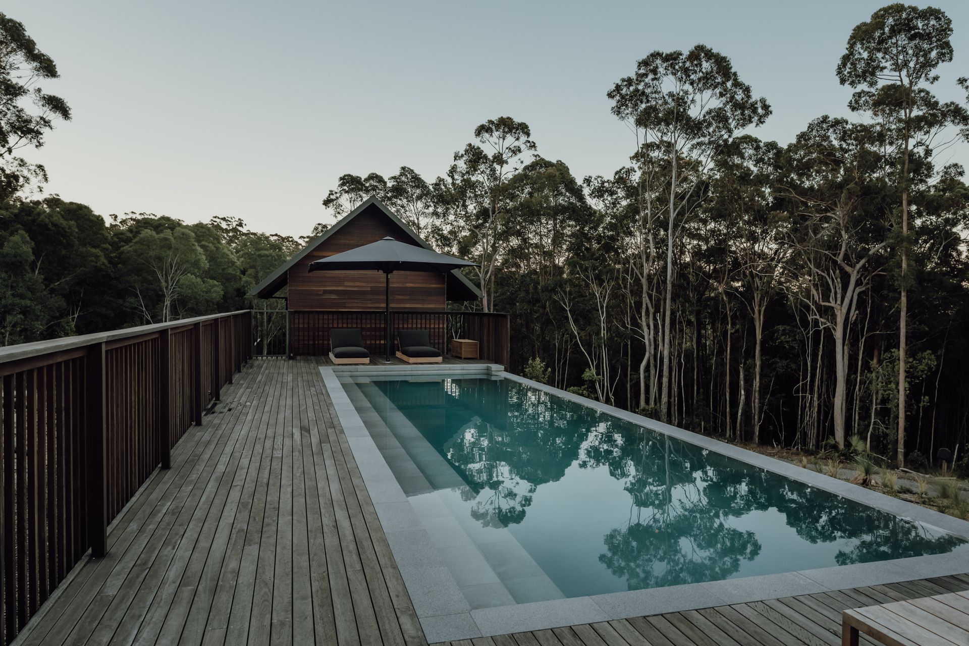 An eco-responsive home that nurtures connection between friends and family