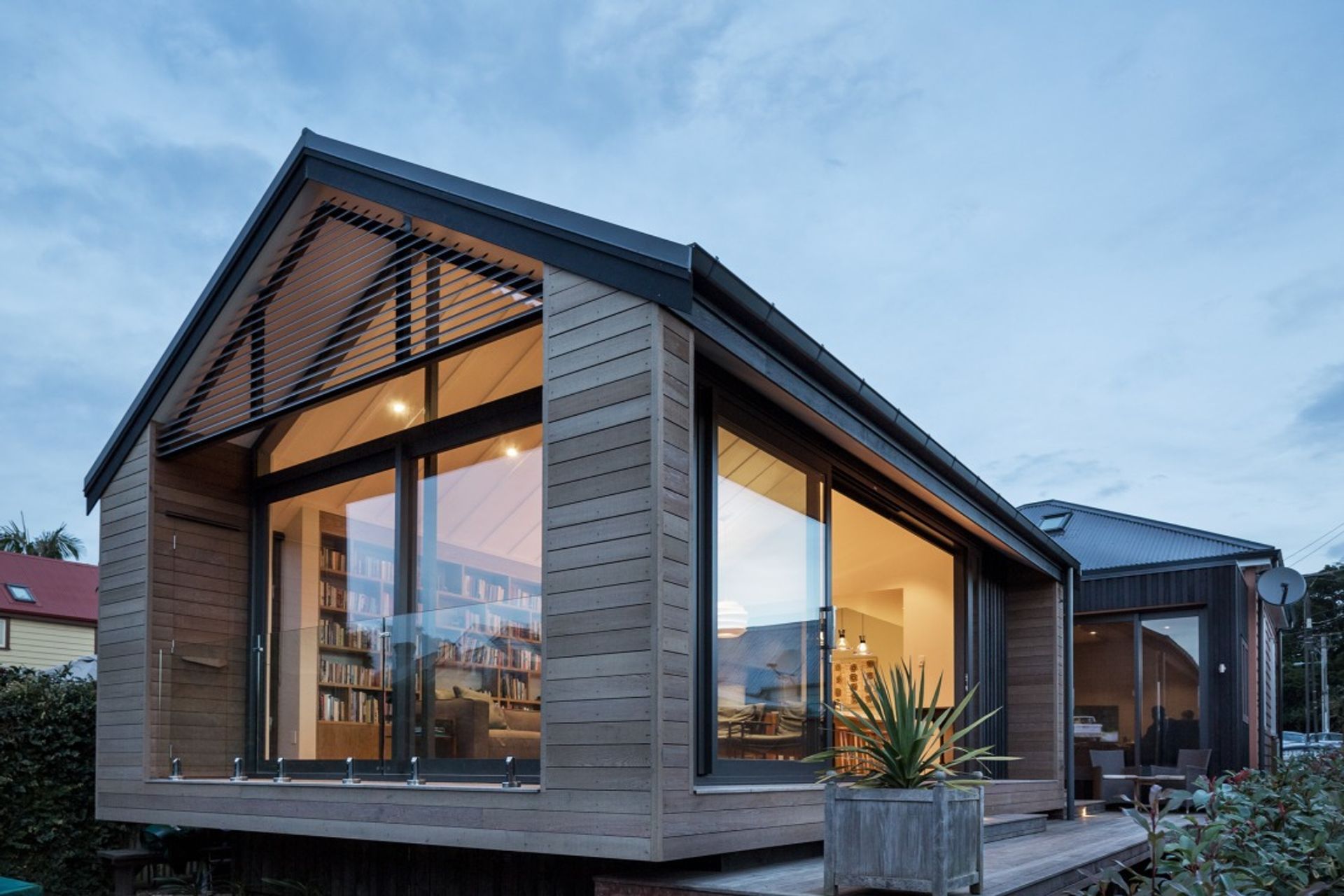 The new extension of Parnell Villa/Cottage utilises corrugated iron, weatherboard and board and batten to sit comfortably with materials on the original dwelling, whilst still being recognisably “new work”, by Salmond Reed Architects