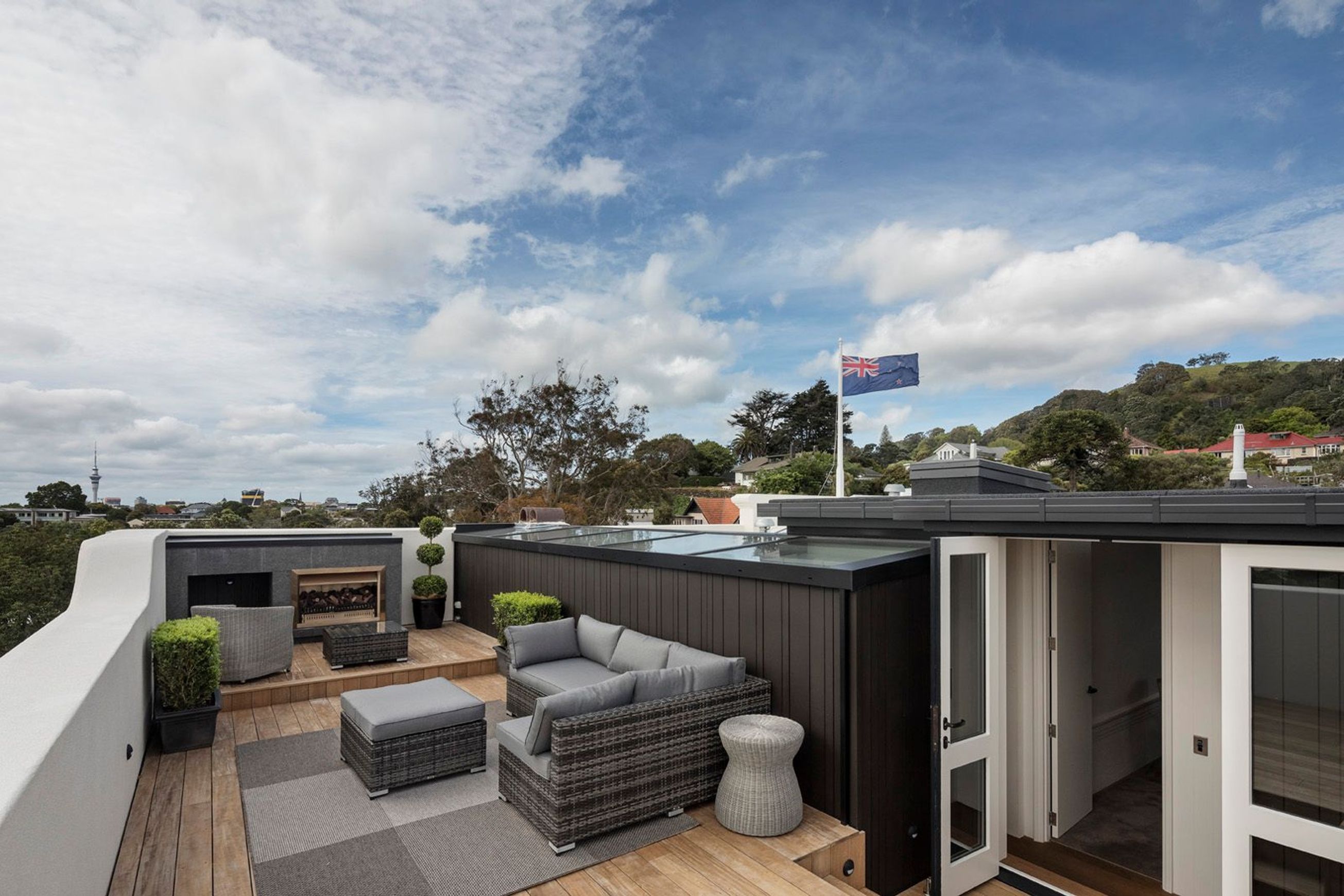 Aura Flued Outdoor Fireplace | 900mm