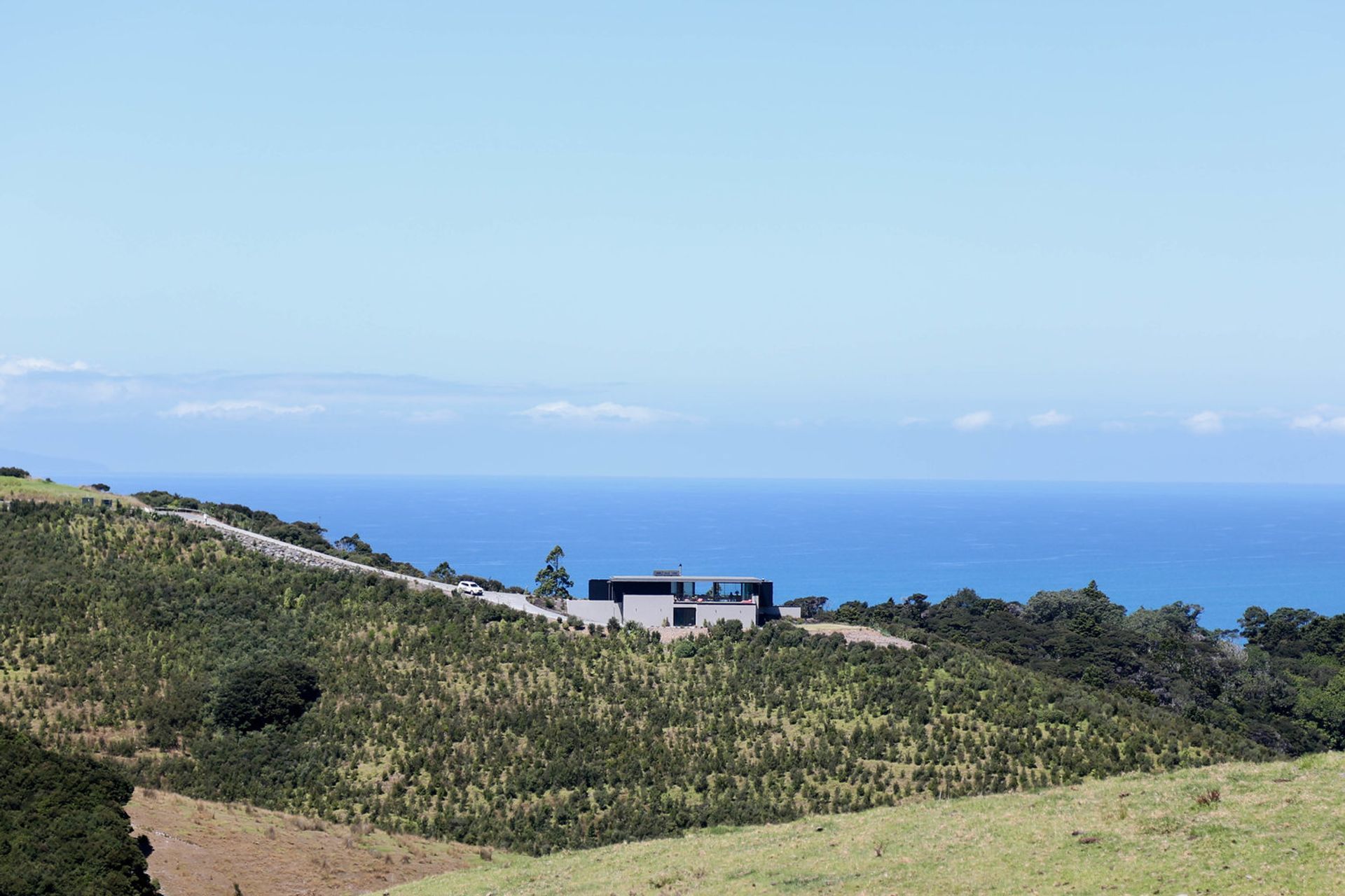 Situated within former agricultural land undergoing revegetation, Breamtail House enjoys north-western views of the ocean and Mangawhai can be seen from the top of the driveway.