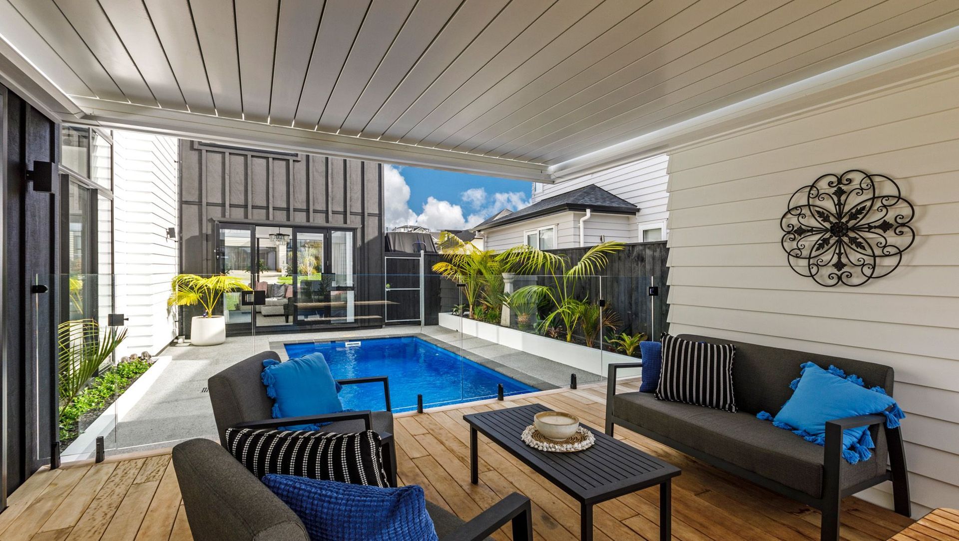 Colonial Drive, Millwater banner