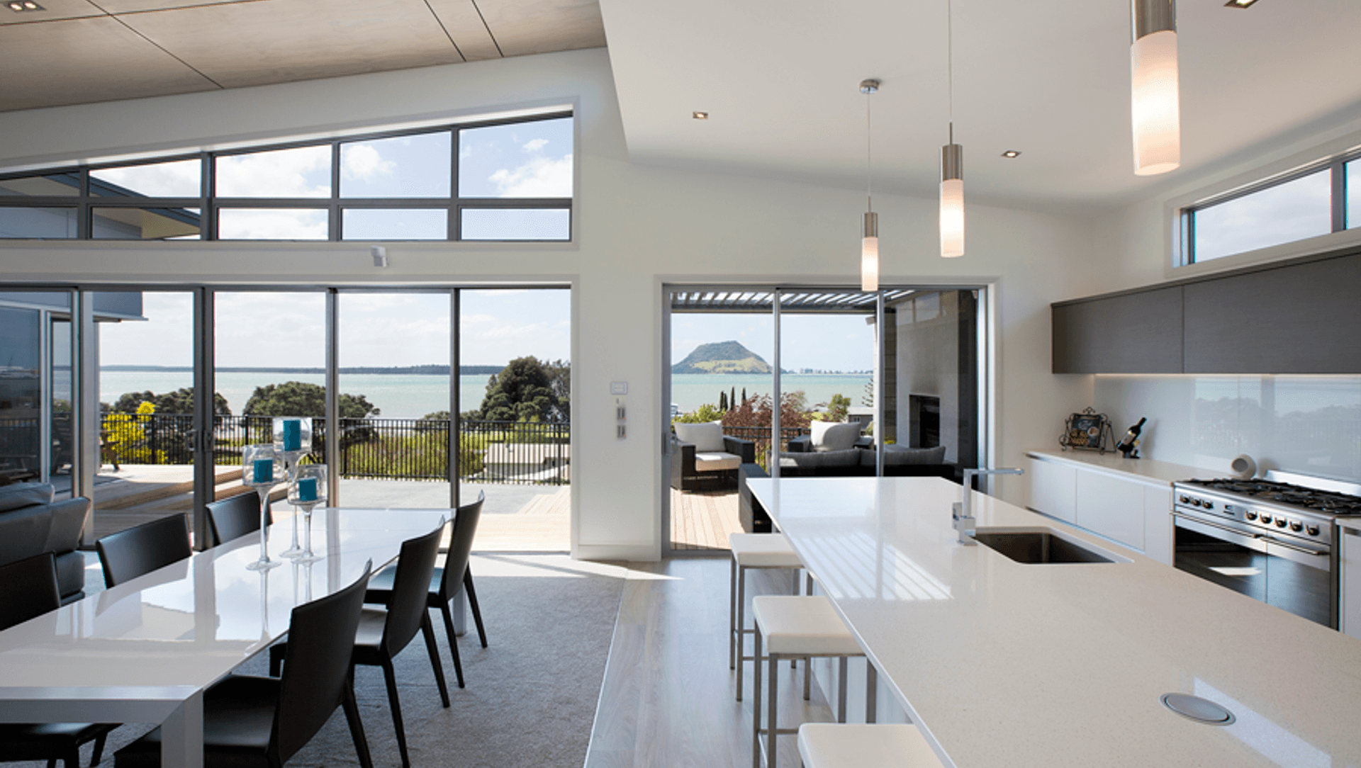 With amazing views out to Matakana and Mount Maunganui this three bedroom home stretches along the ridgeline and is built to take in the views.