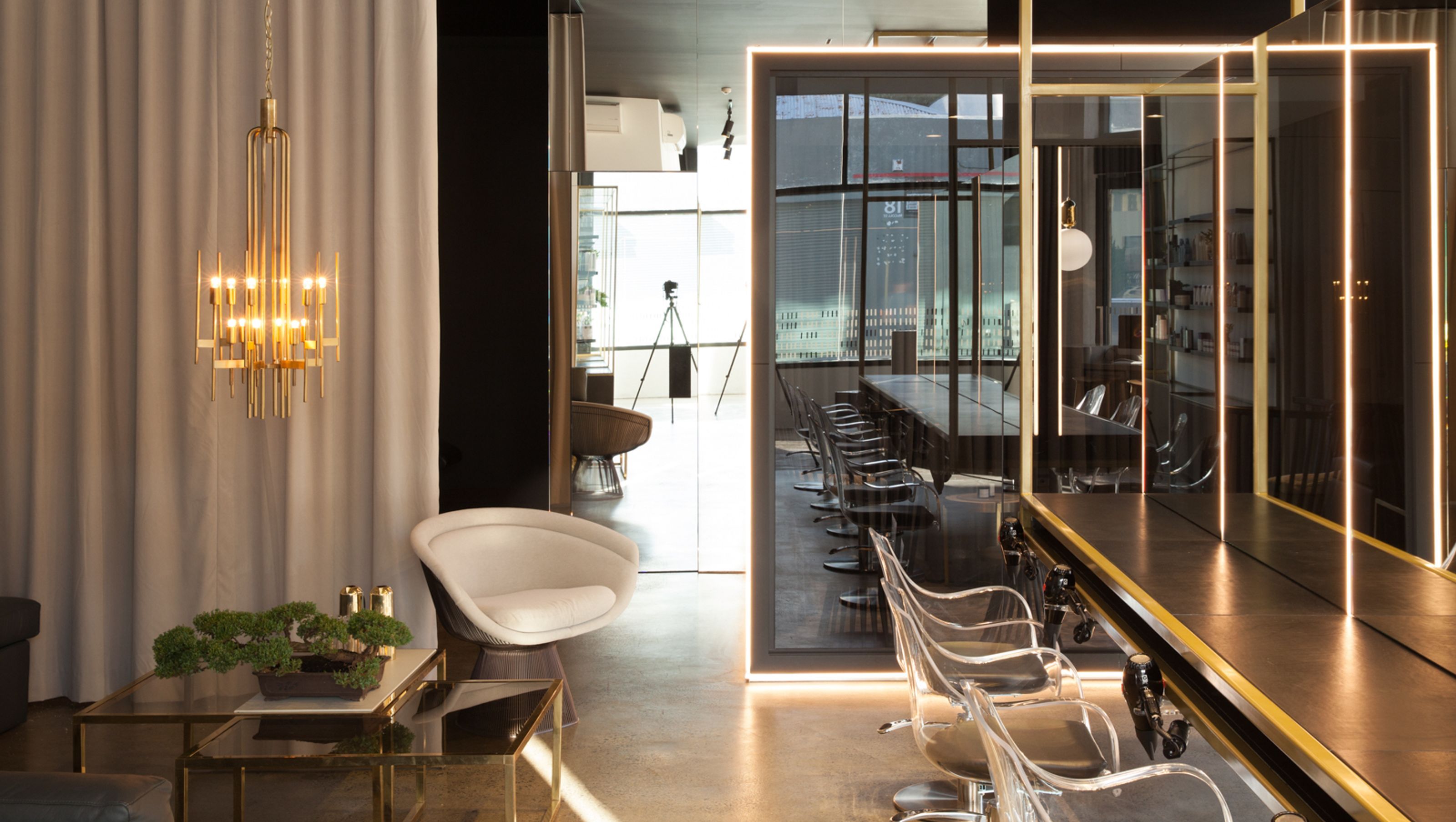M11 Newmarket Salon