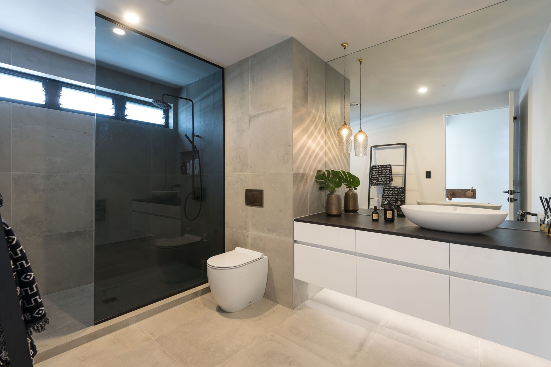 Guest bathroom.