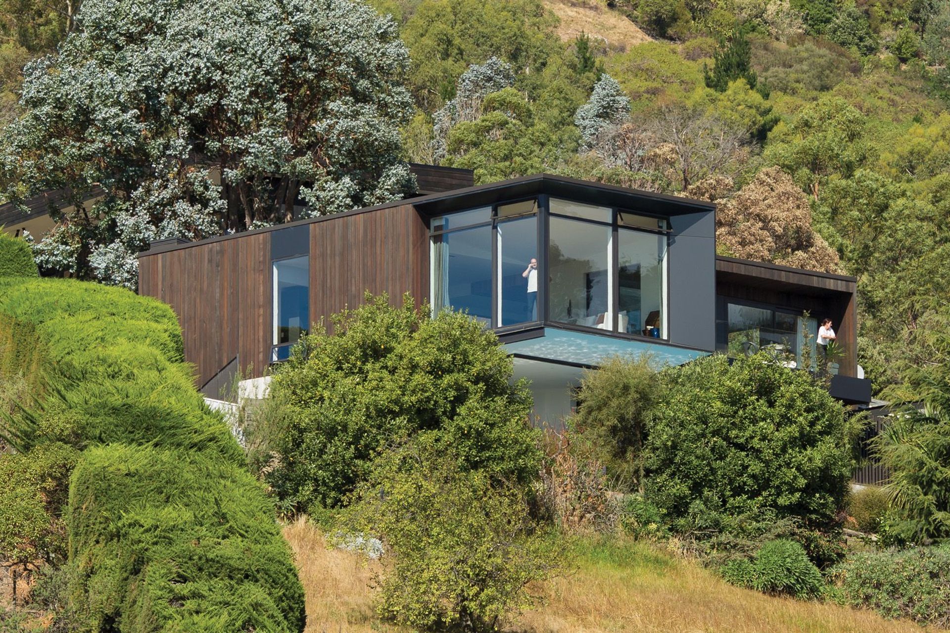 At Red Rock Lane, the lounge area hangs out over the lap pool to create a concise plan on a tighly bound hillside site.