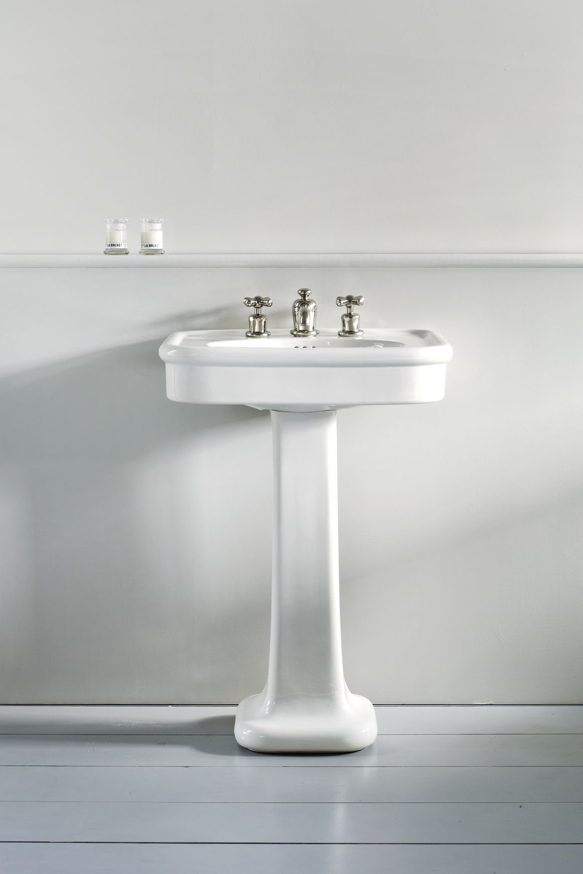 Rockwell Basin on Pedestal