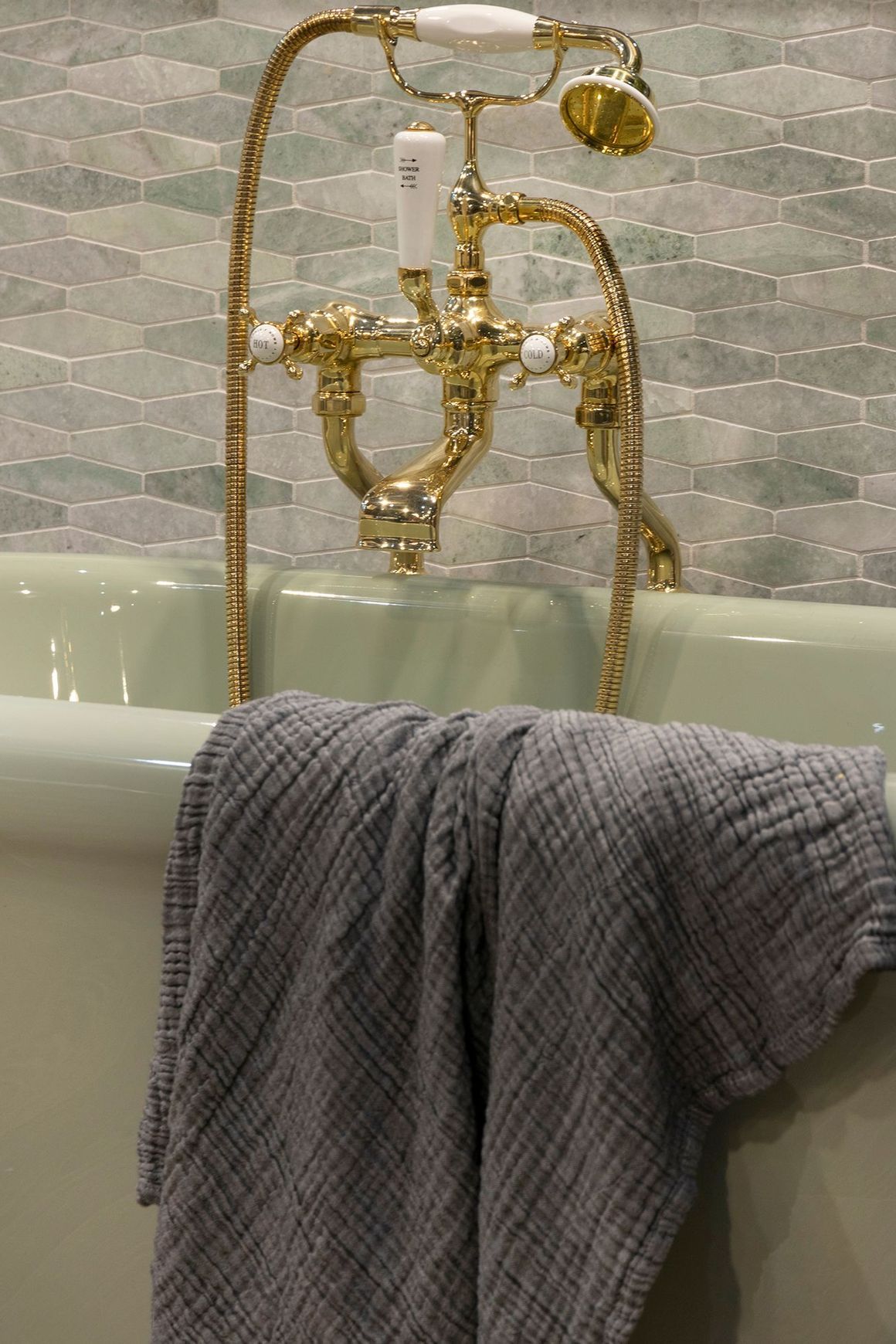 Rockwell Bath with Feet