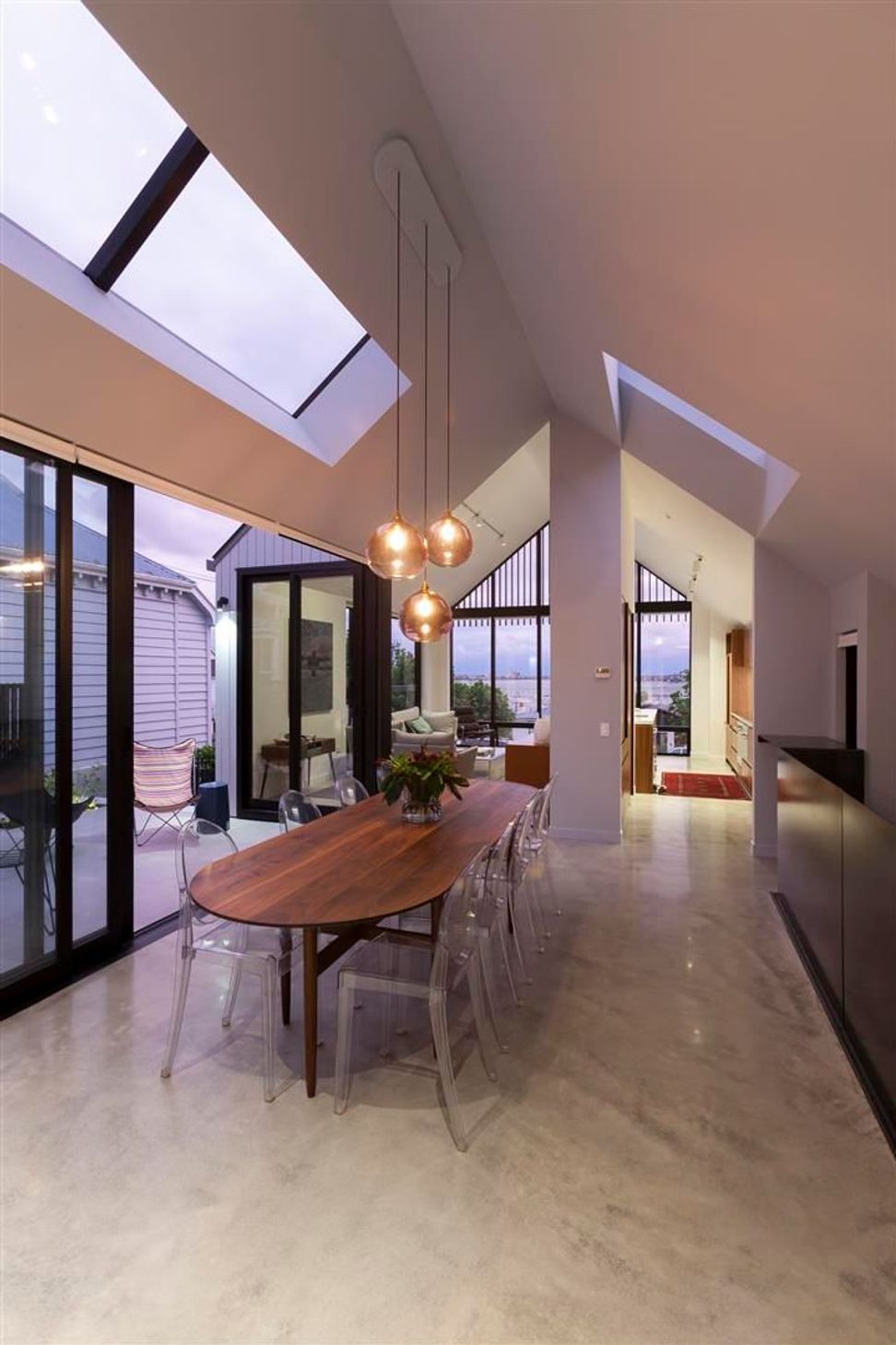 The floor-to-ceiling glazed gable end frames the view of the harbour while the layout of the living area provides clear sightlines from the rear of the level all the way through to the front.