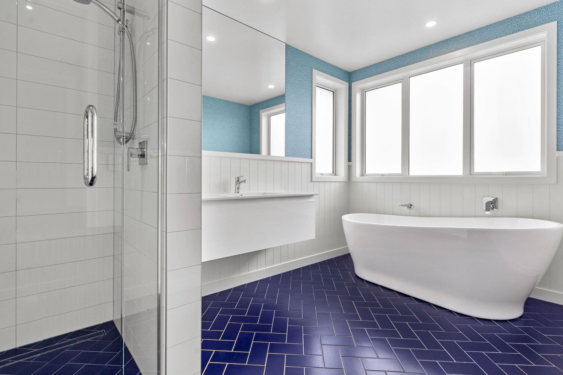 White and blue suits this modern bathroom down to the ground. 