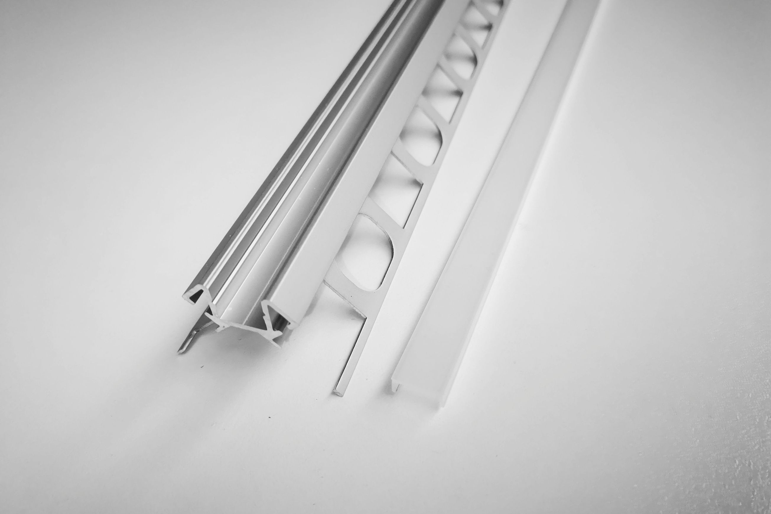 TL002 Trimless Outer Corner Extrusion