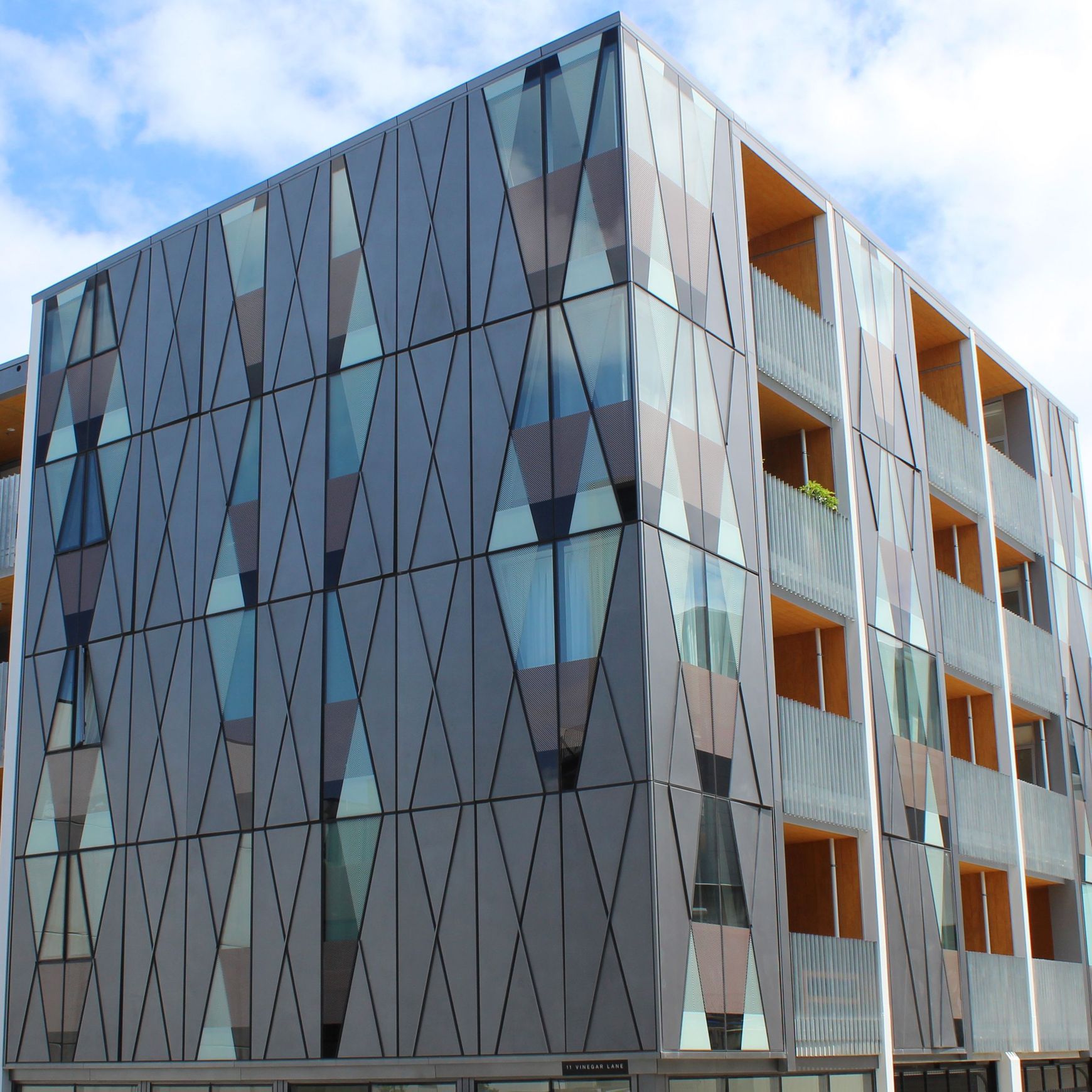 PW1000 4 sided flush glazed unitised curtainwall