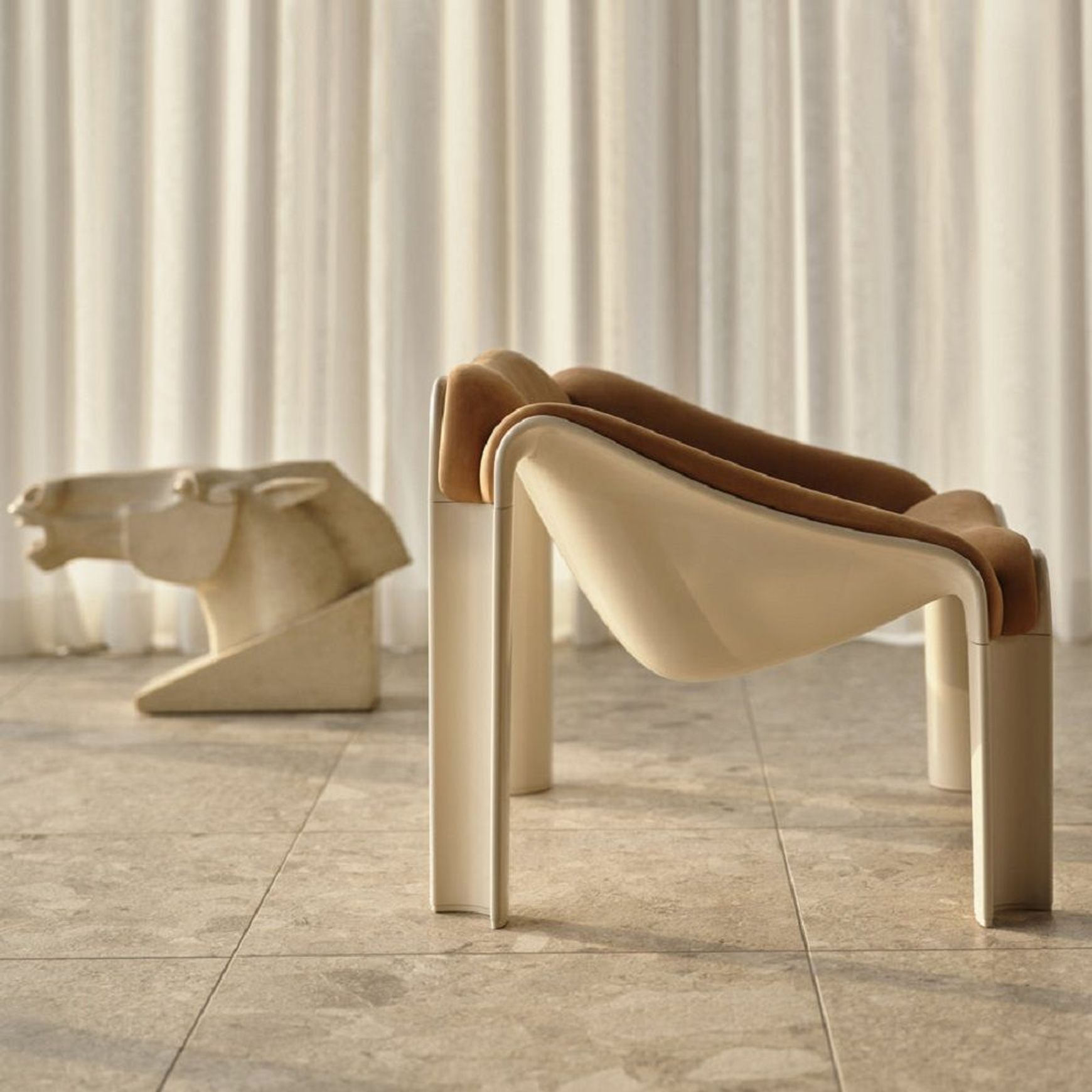 F300 Lounge Chair