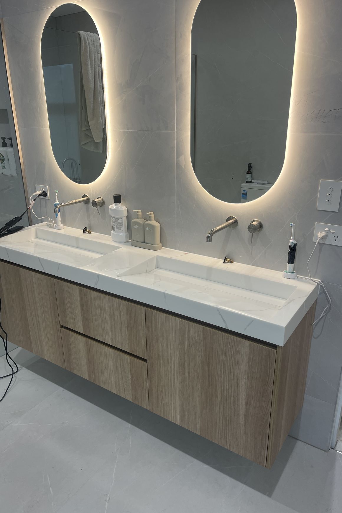 Ramp Basin Wide 1829mm Wall Hung B6072