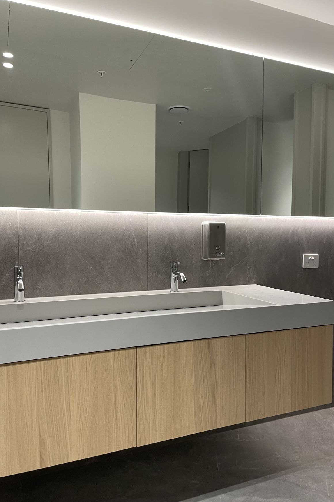 Ramp Basin Wide 1829mm Wall Hung B6072