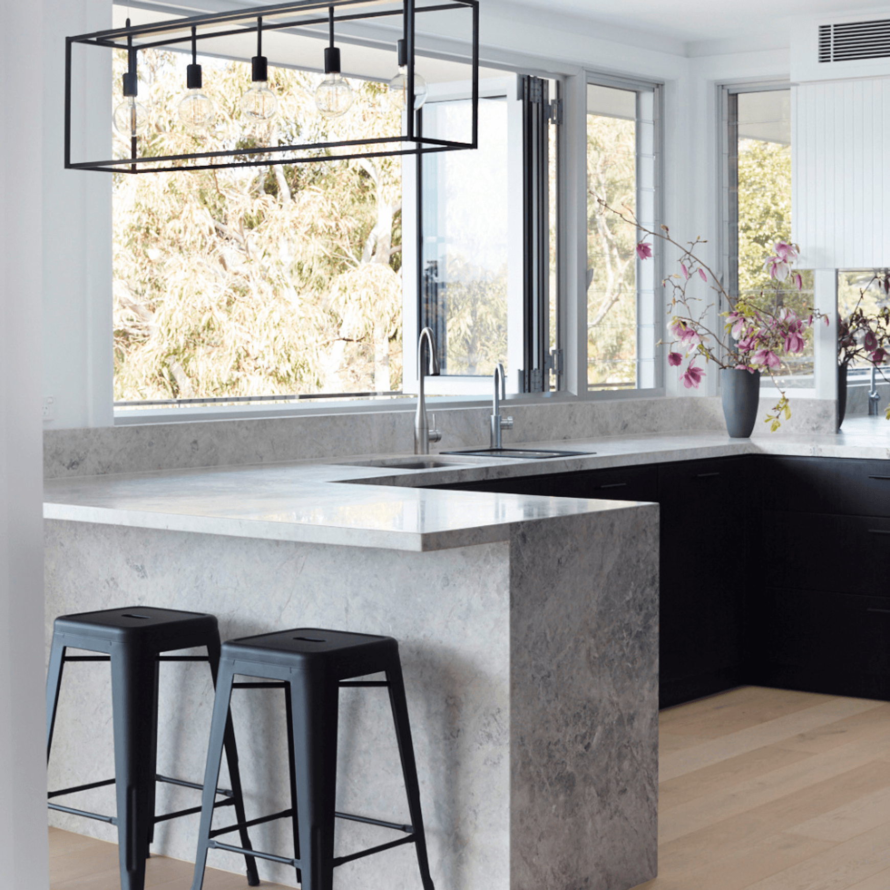 Vantage | Series 546 | Bi-fold Window
