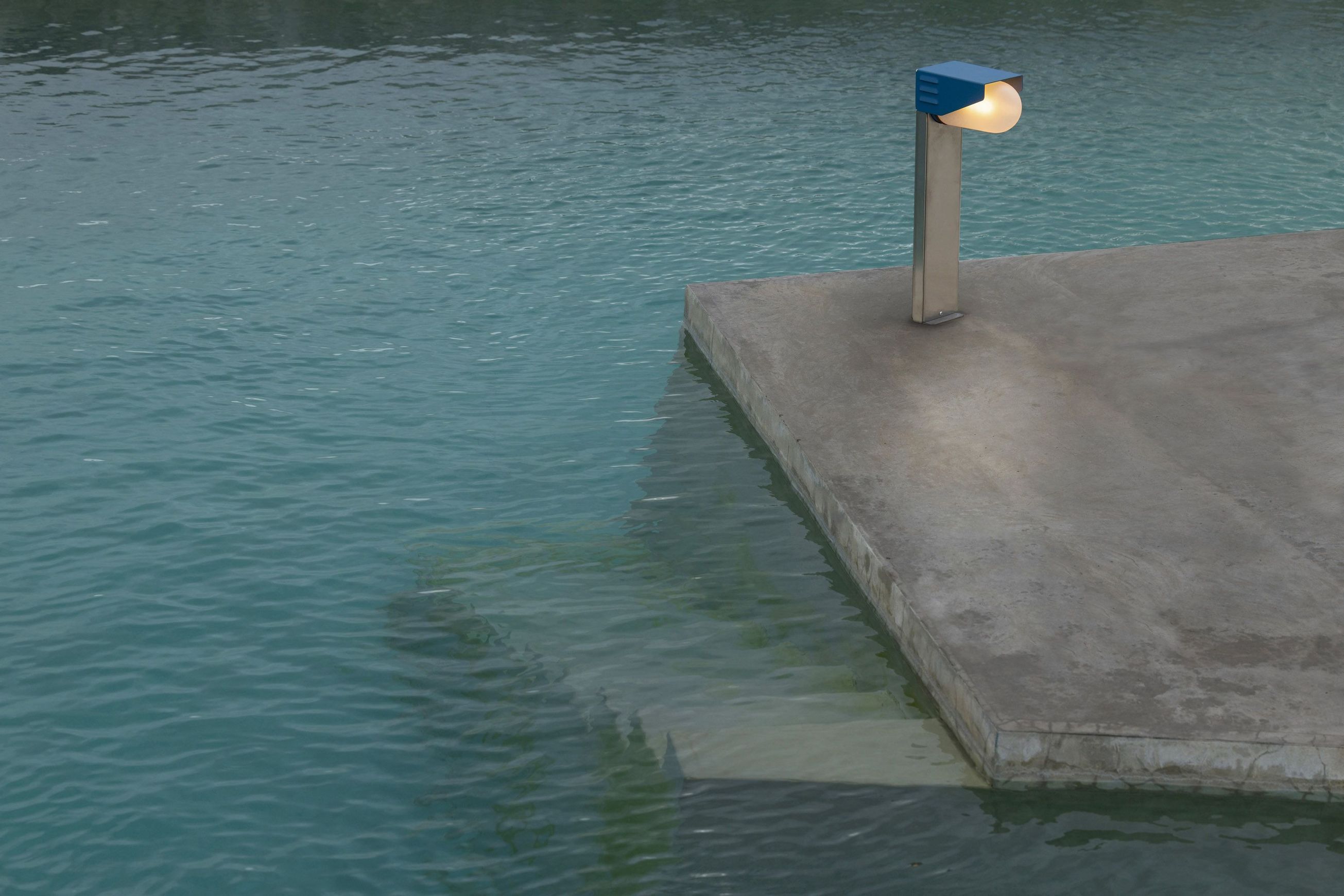 RP195 Model 2 Bollard Light