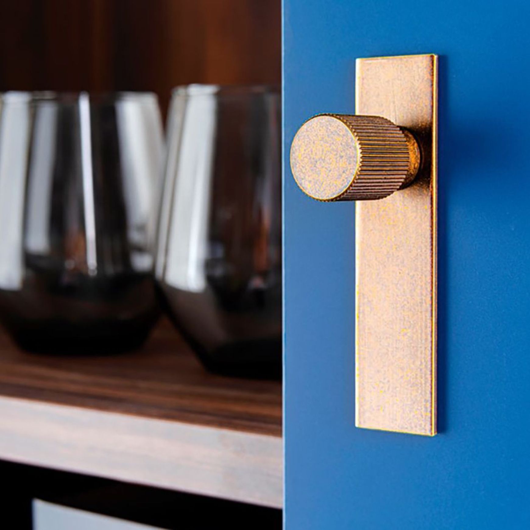Momo Arpa Round Cabinet Knob And Backplate
