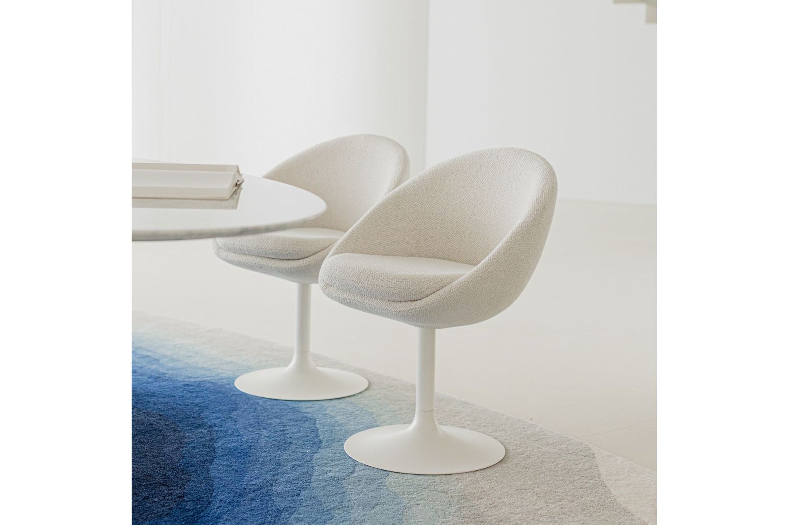 Isea Swivel Chair