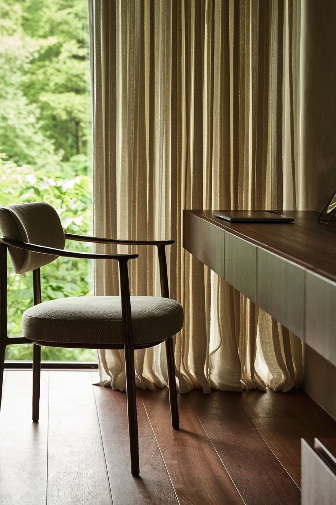Gentle dining chair