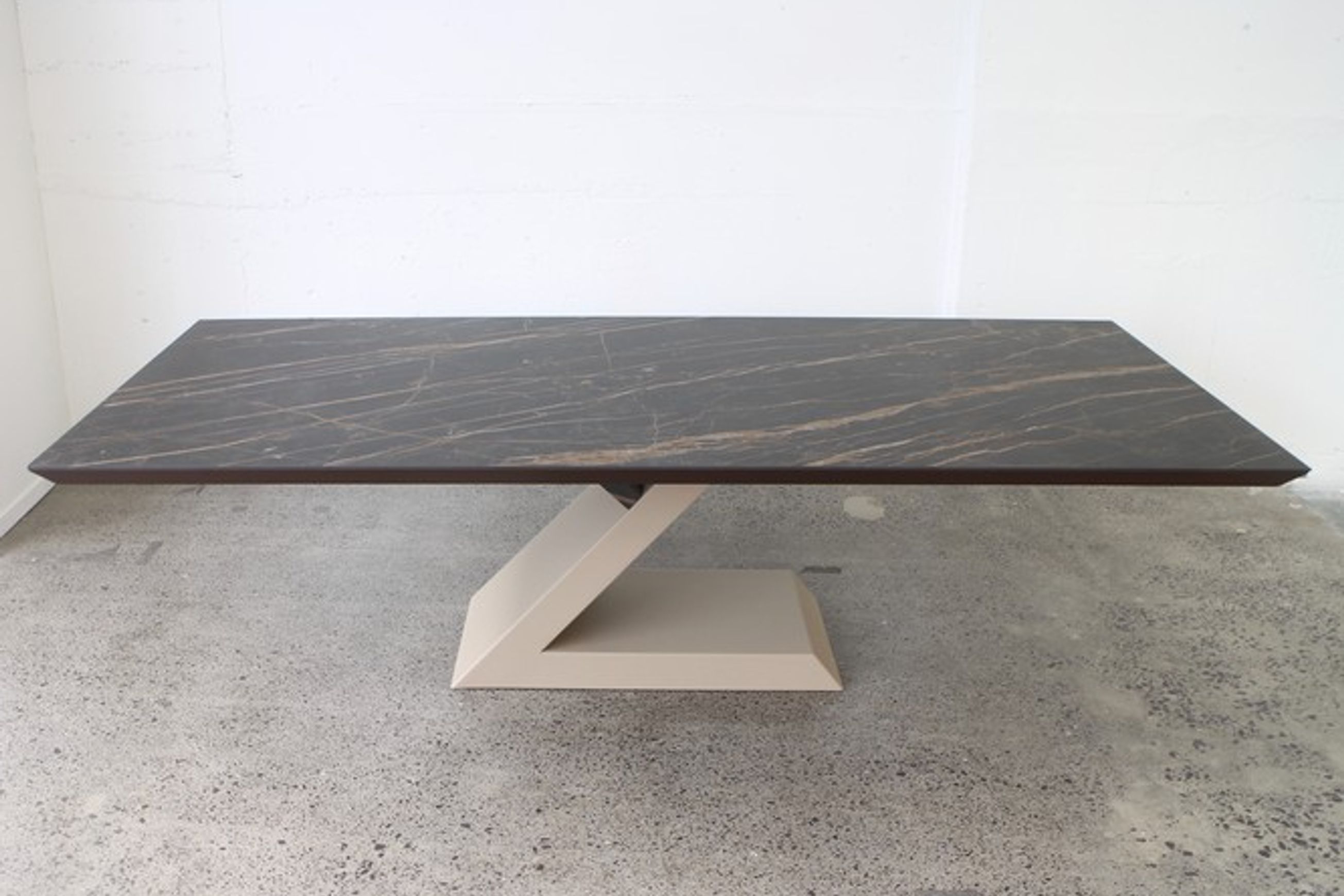 Zagor Dining Table