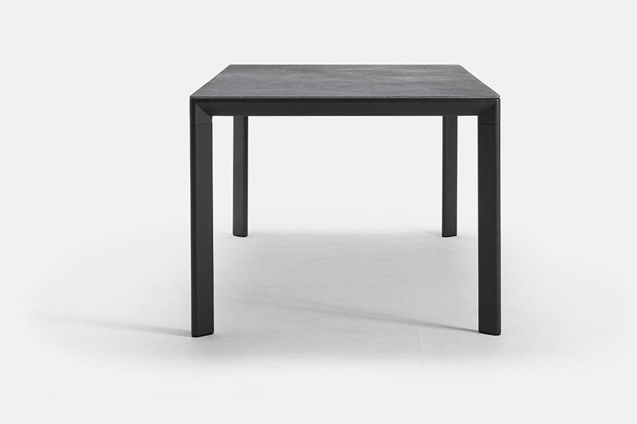 Addis | Ceramic Table