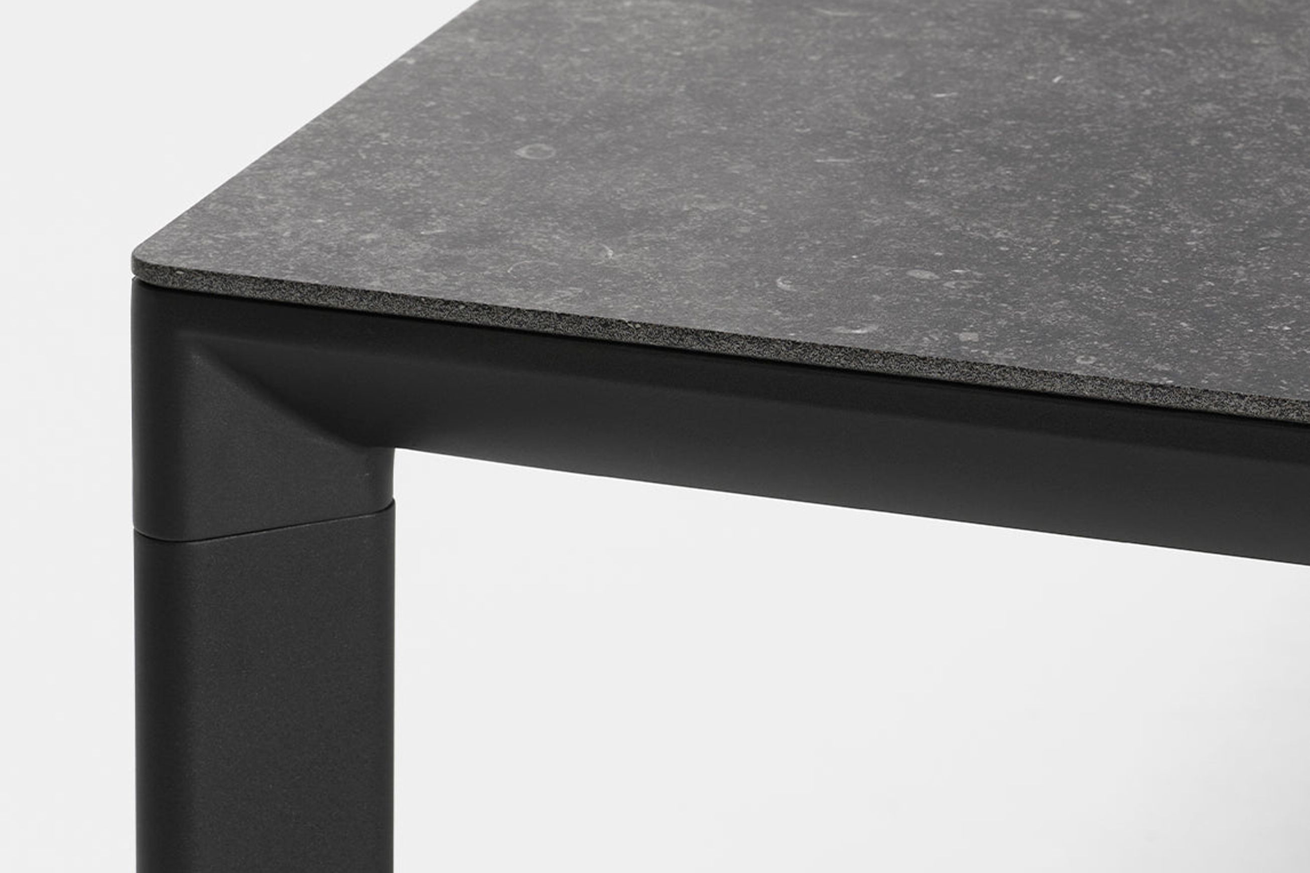 Addis | Ceramic Table
