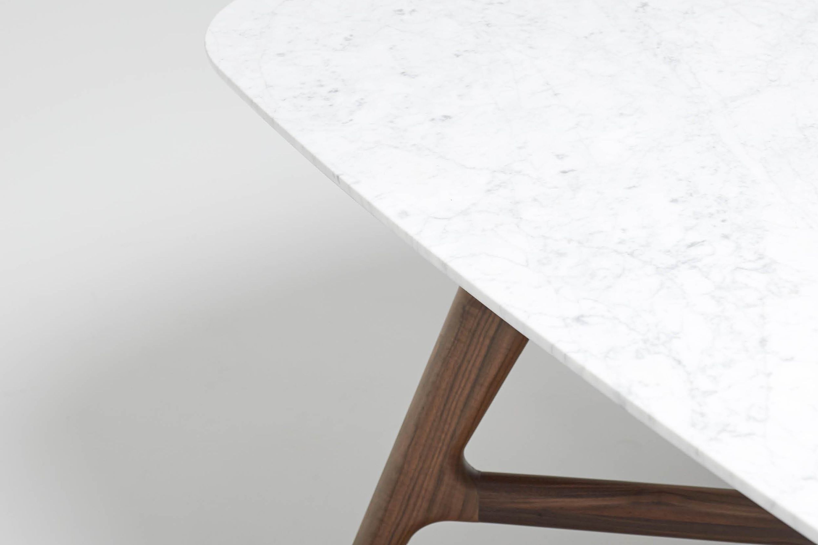 Johanna | Elliptical Table