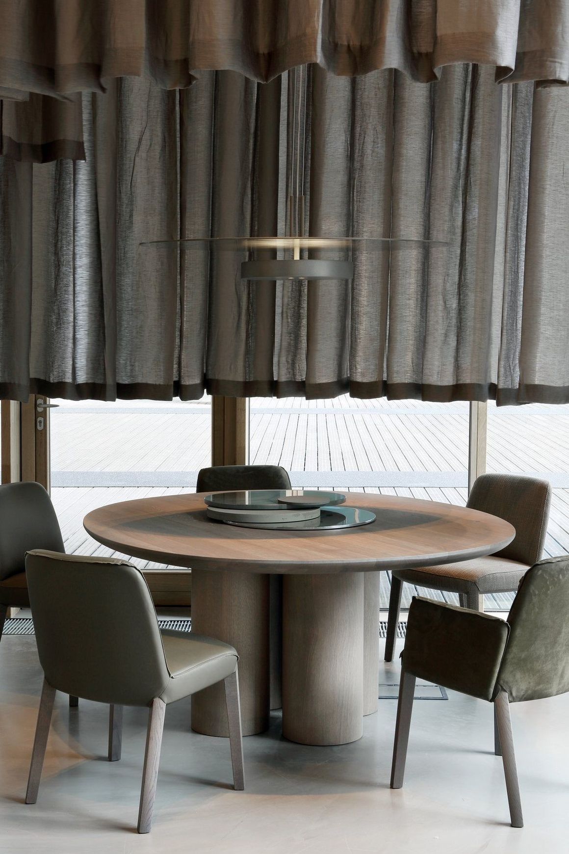 Olle dining table