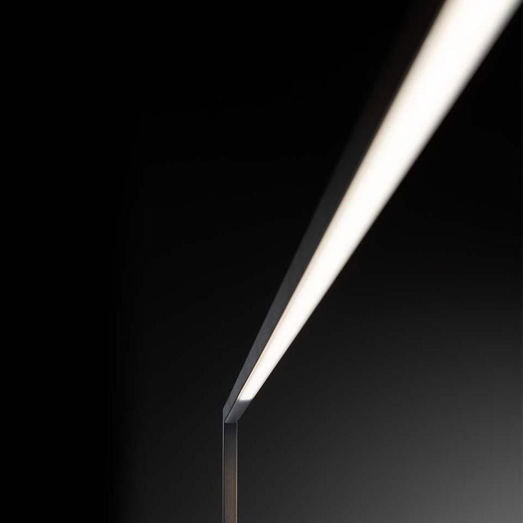 Essential Lettura Floor Lamp
