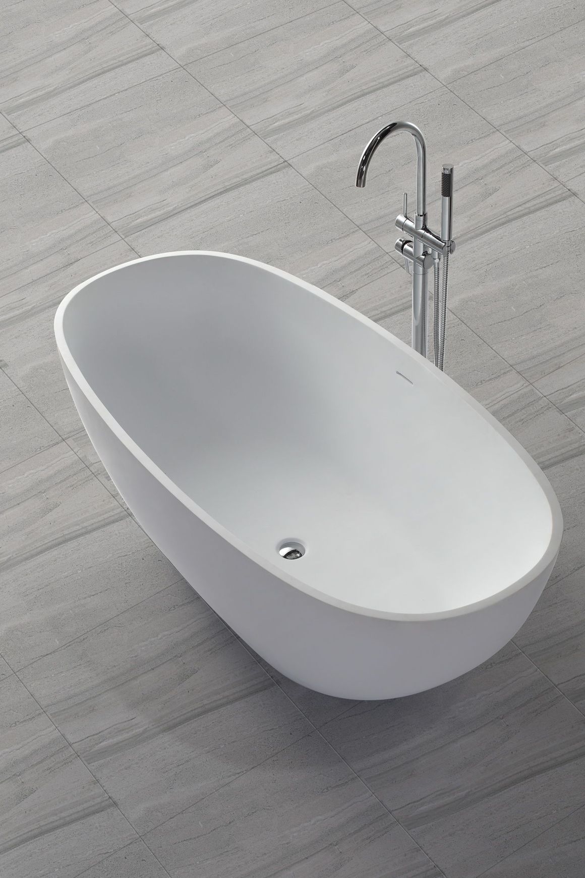 B008 Oval Shaped Hugi Bath 1640MM