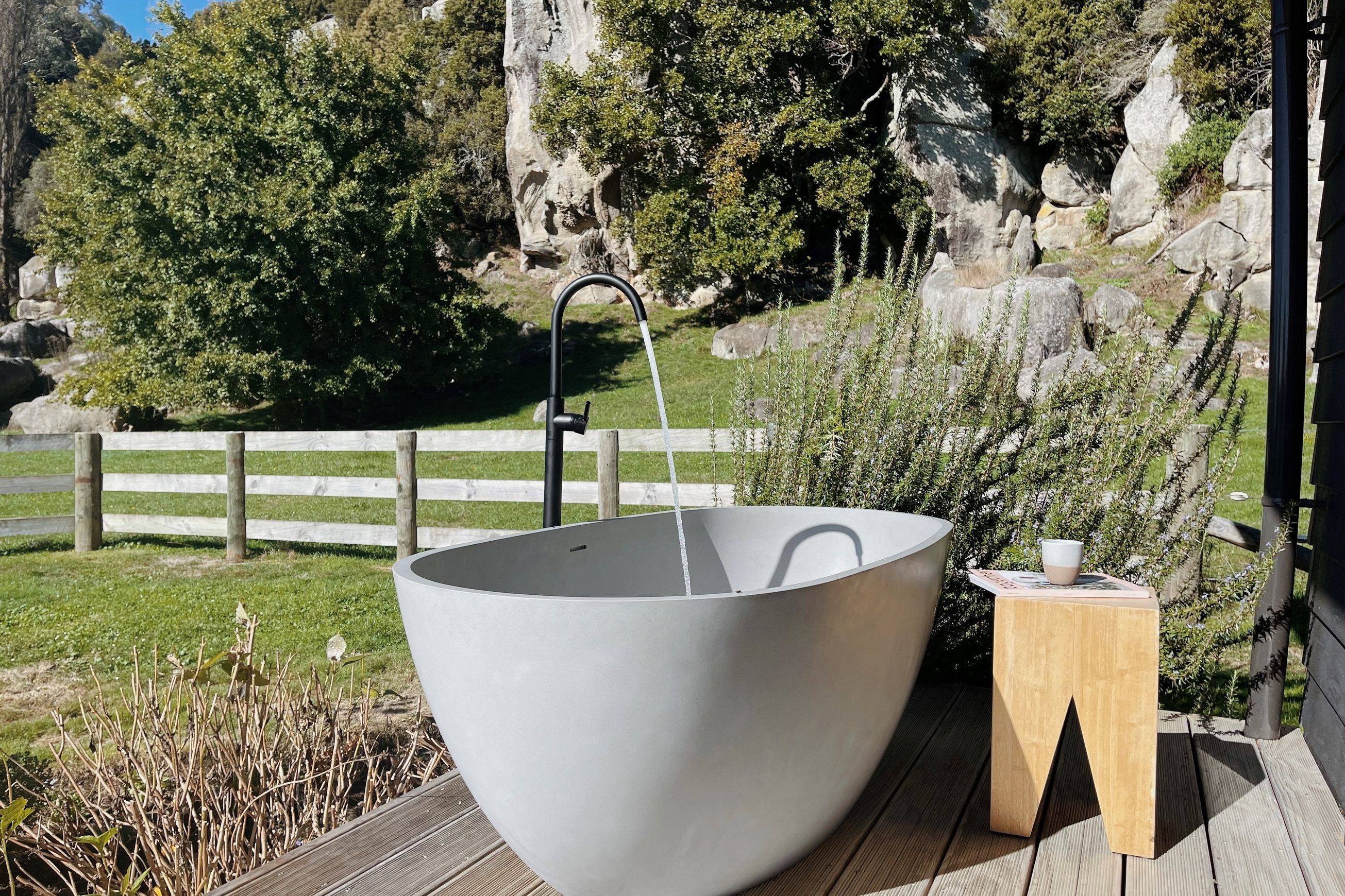 Hugi B008 Large Curved Bath 1640MM - Matte Concrete
