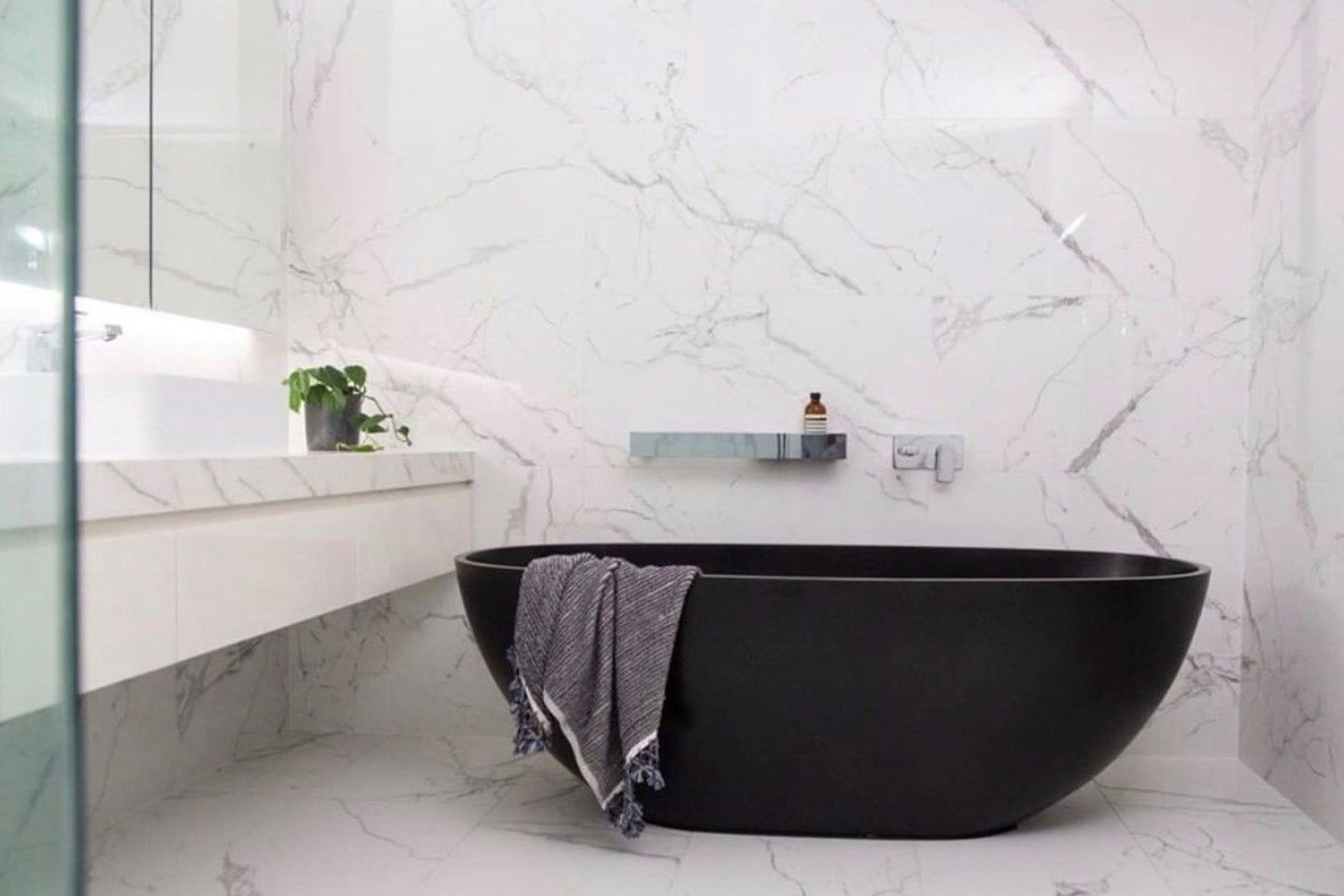 B008 Classic Oval Shaped Hugi Matte Black Bath 1640MM