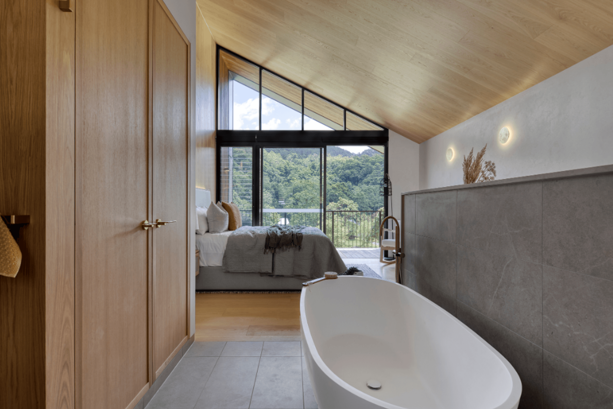 B003 Classic Oval Shaped Hugi Bath