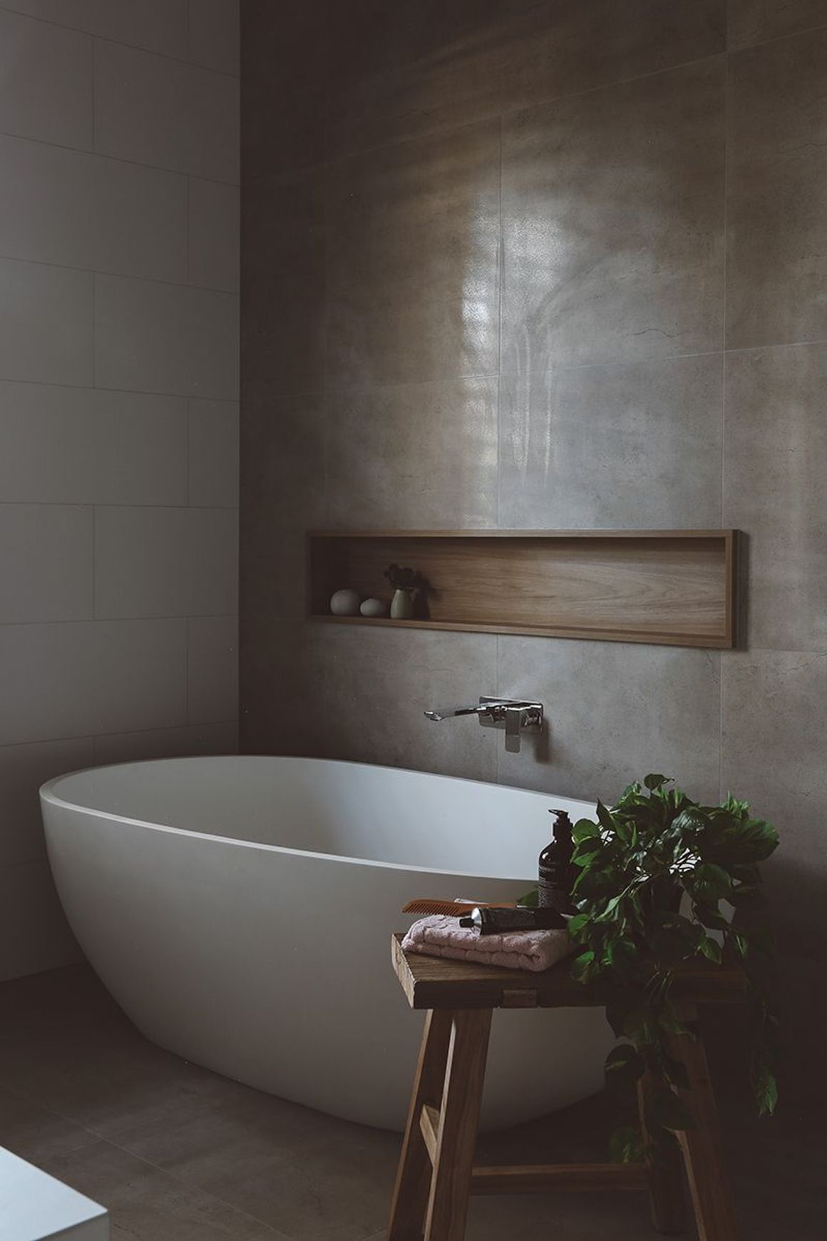 B008 Oval Shaped Hugi Bath 1640MM