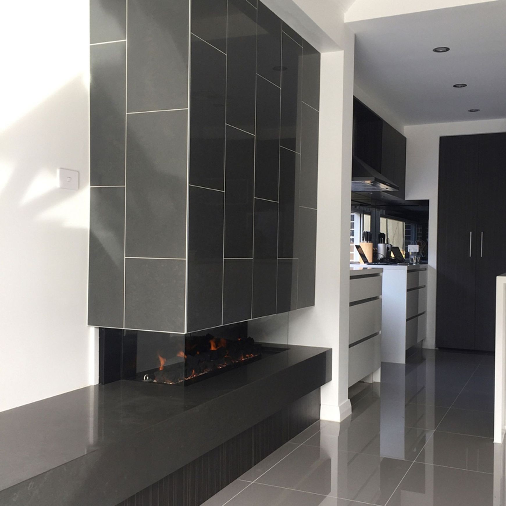 Horizon Cantilever Gas Fireplace