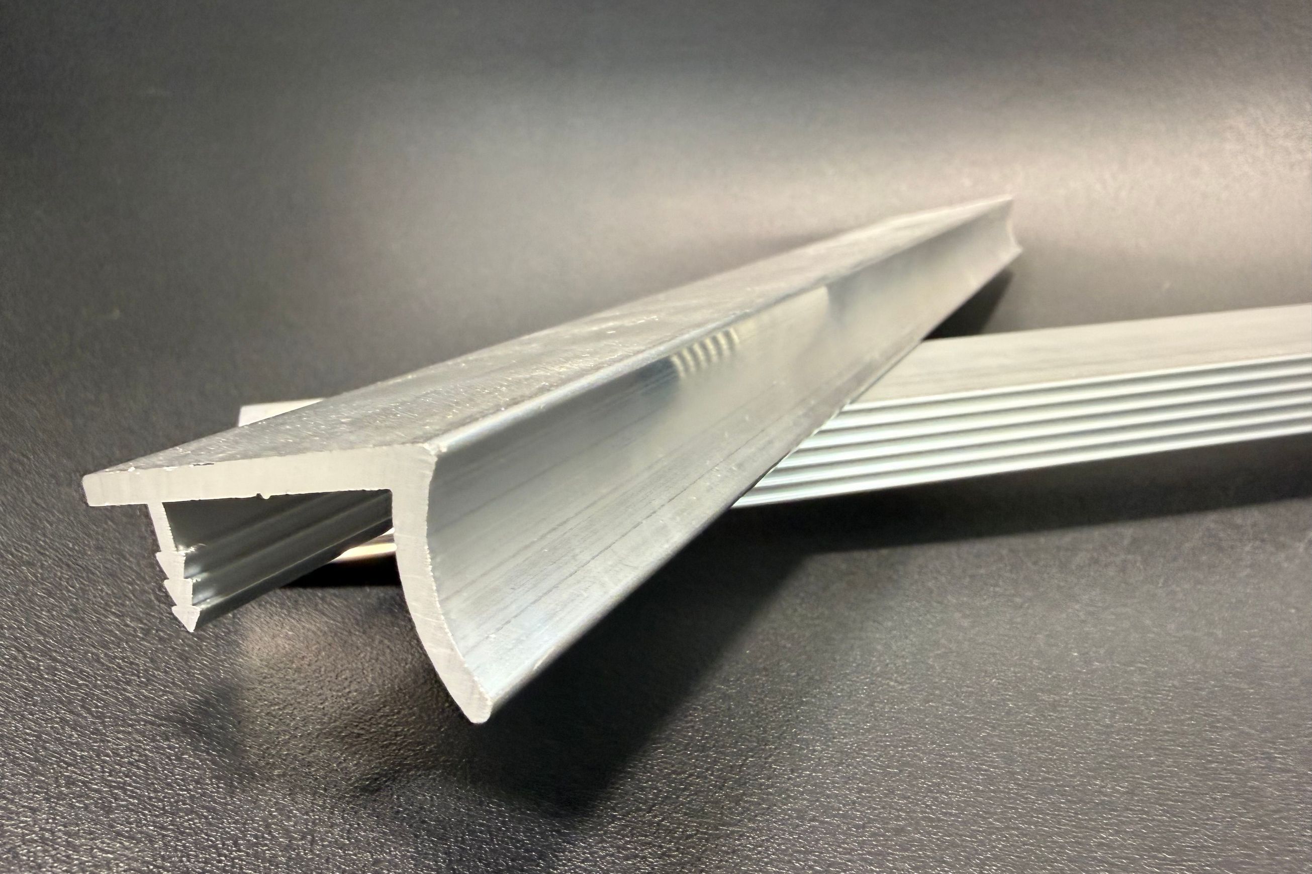 HB390 Series Continuous Drawer Pull
