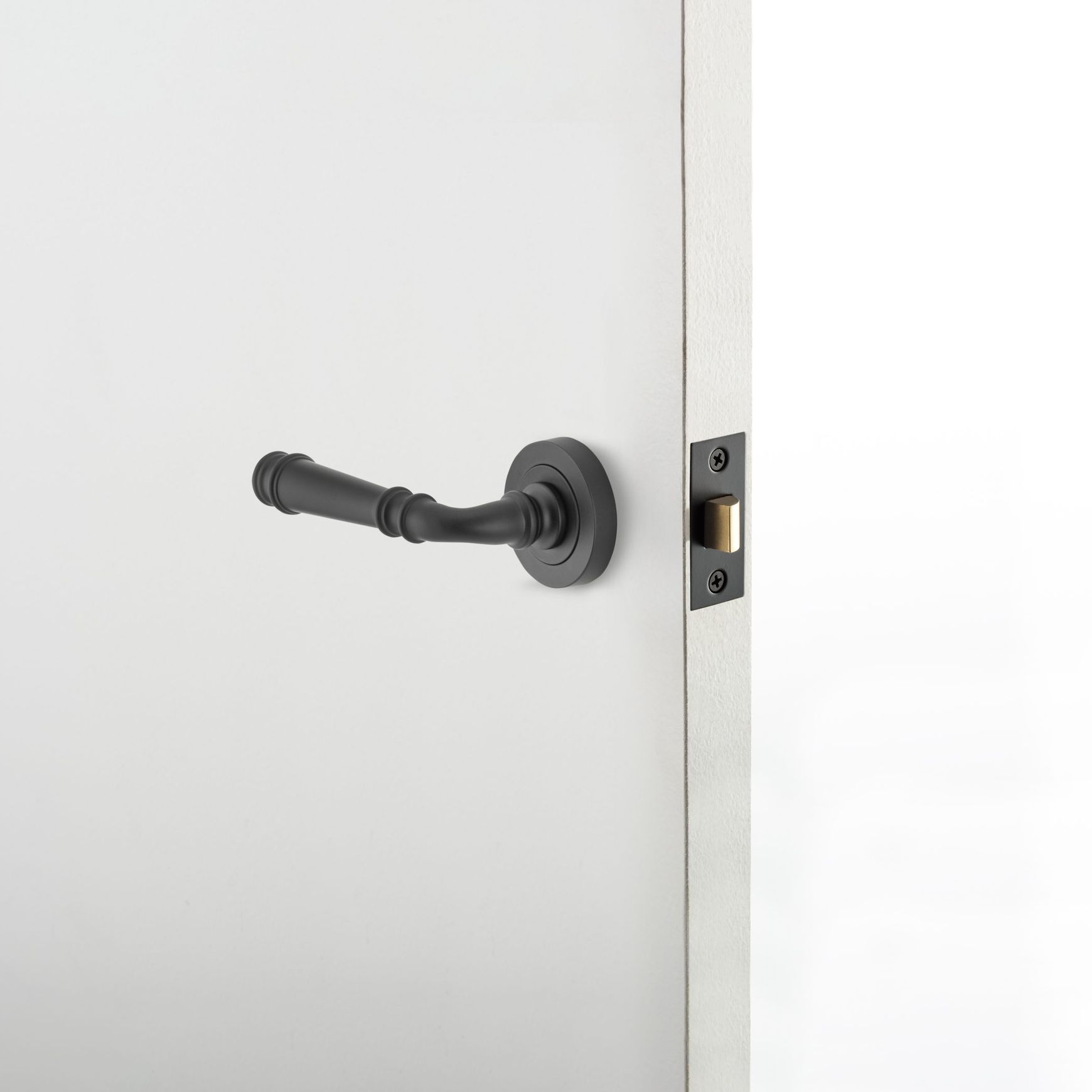 Iver Verona Door Lever Handle on Round Rose