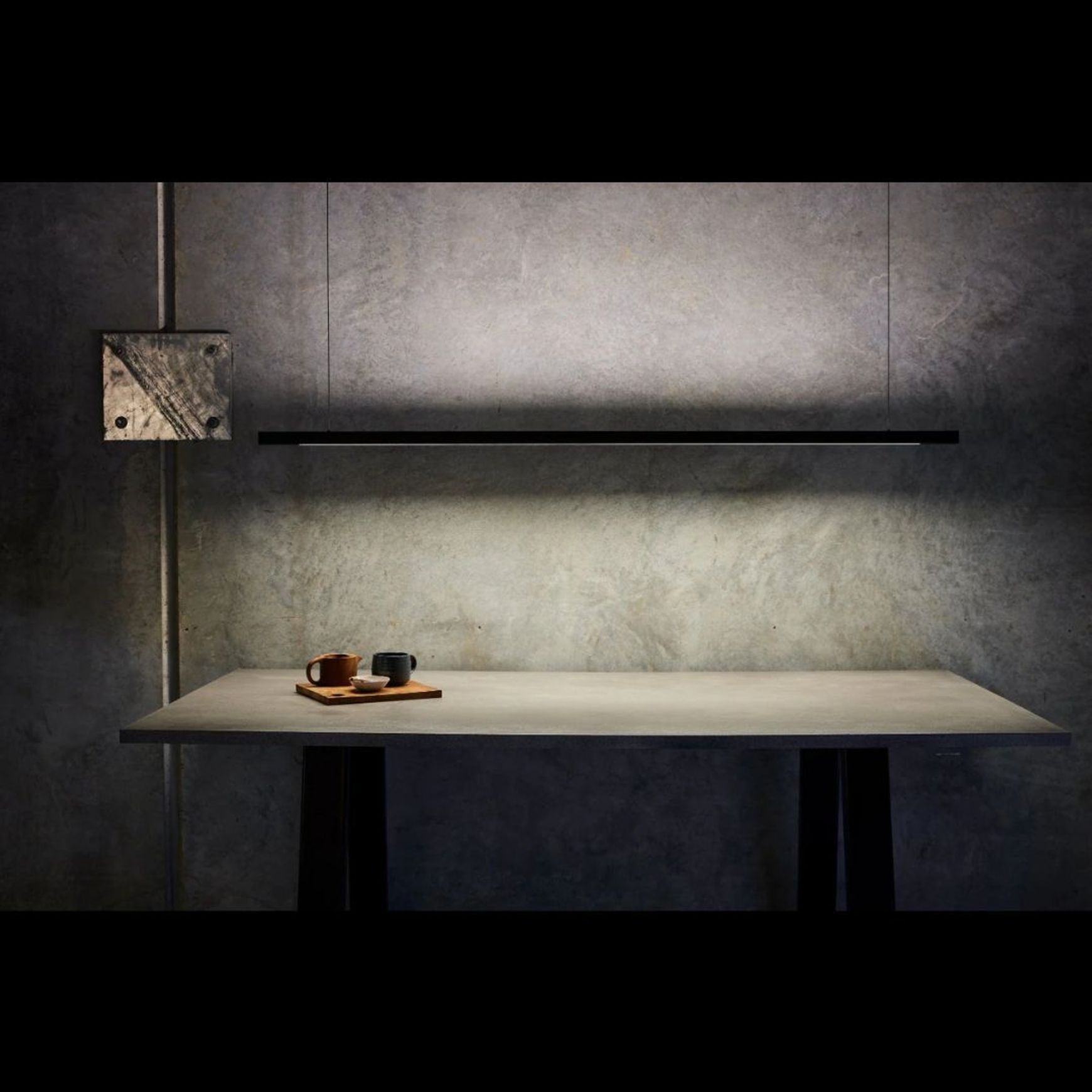 Capsühl Linear LED Pendant Black
