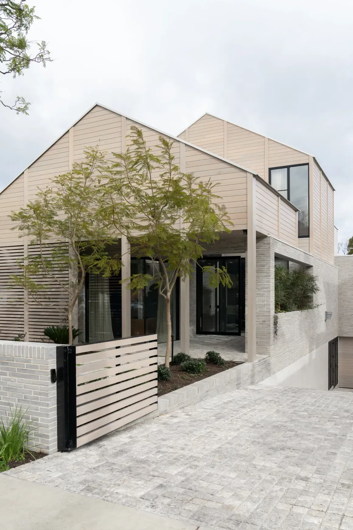 Tundra Grey Split Limestone Cobblestones