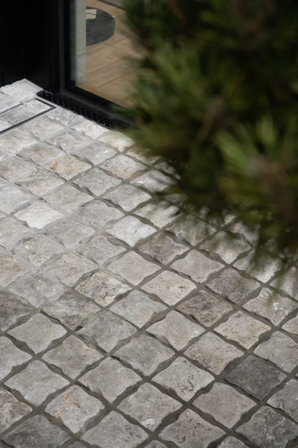 Tundra Grey Split Limestone Cobblestones
