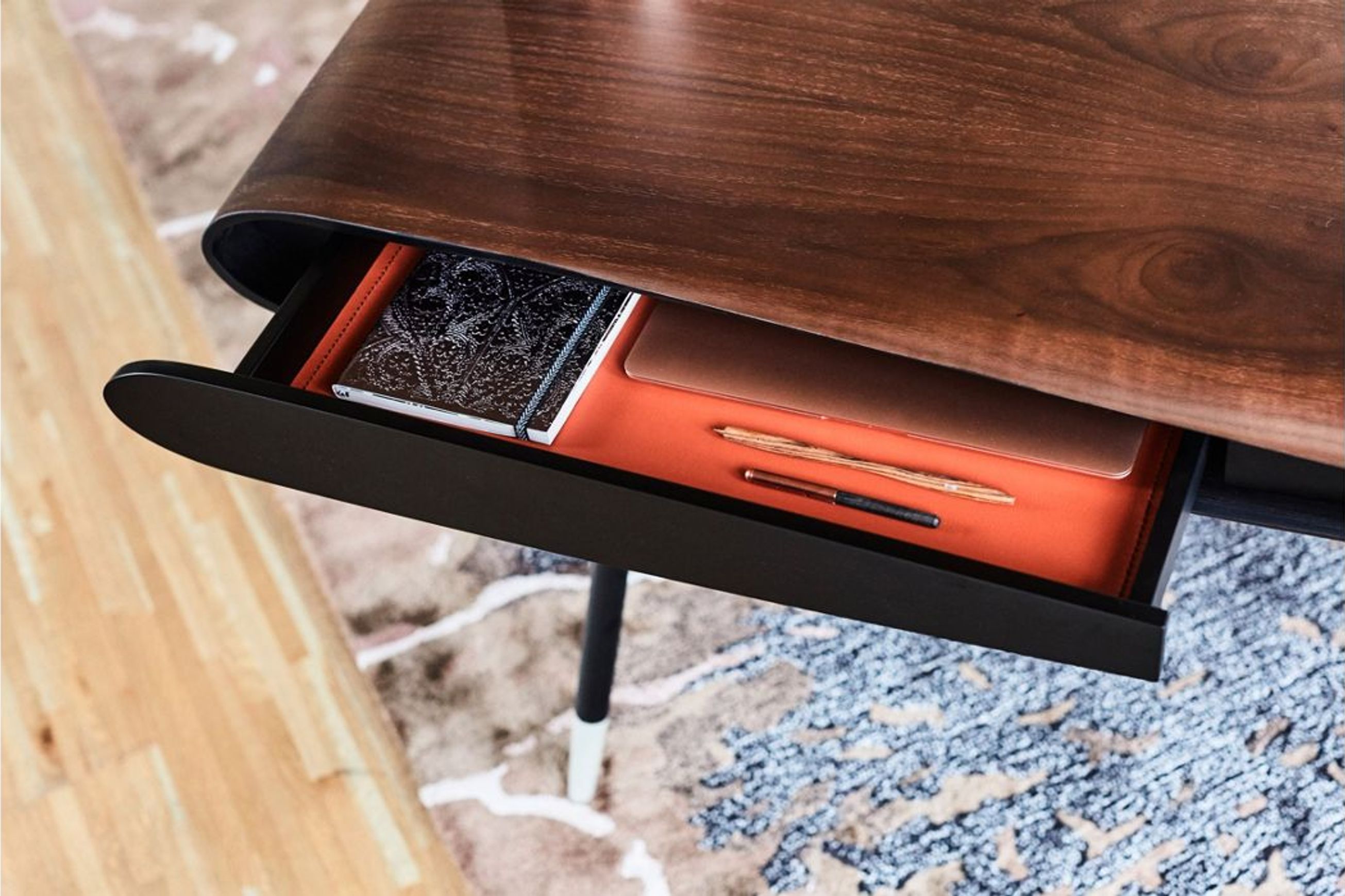 Calligraphie Desk - Walnut