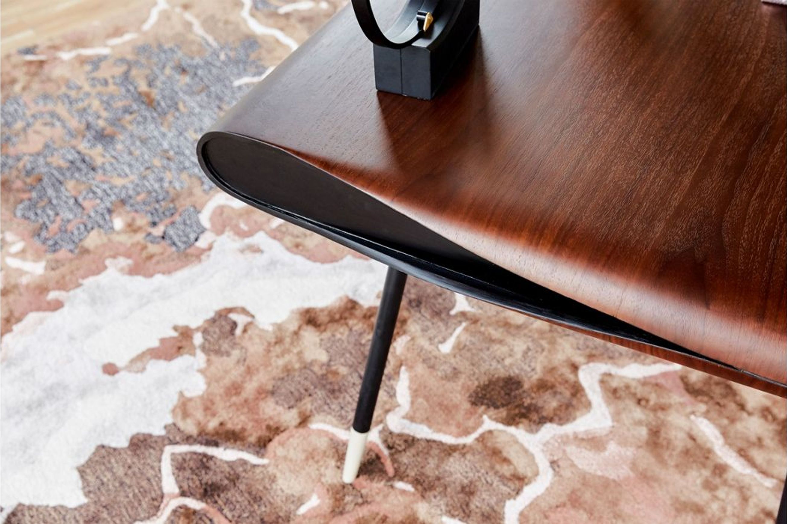 Calligraphie Desk - Walnut